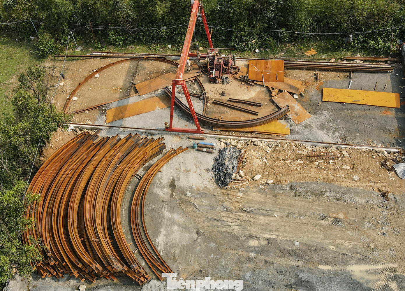 Cùng với việc xây dựng ống hầm mới, cầu và đường dẫn vào hầm cũng đang được nhà thầu đồng loạt thi công. Hệ thống đường công vụ, trạm điện, lán trại cho công nhân nghỉ ngơi cũng đã hoàn thành.