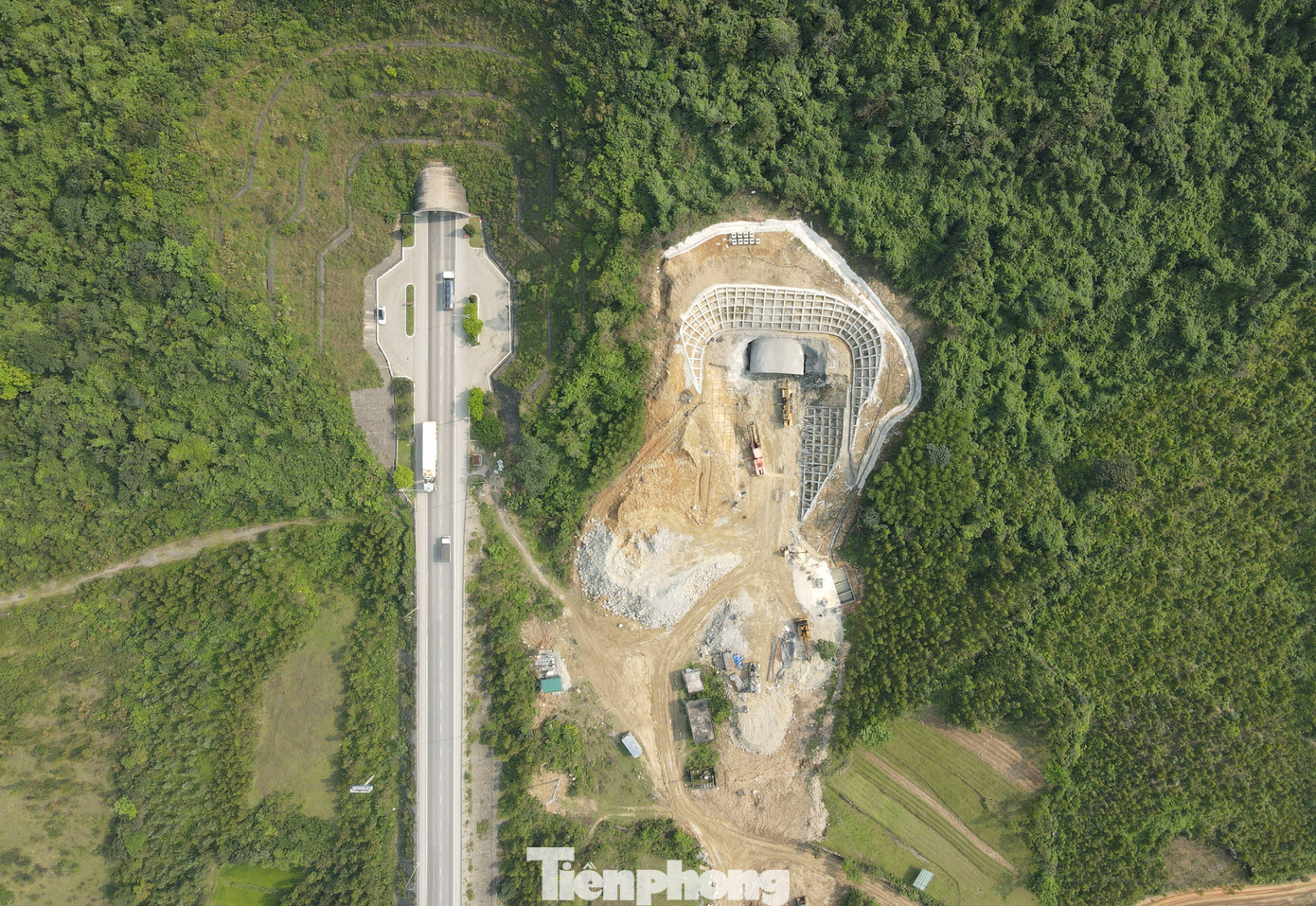 Theo thiết kế, ống hầm mới dài 555m, rộng 10,5m gồm 4 làn xe. Theo kế hoạch, ống hầm mới sẽ được hoàn thành trong năm 2025.