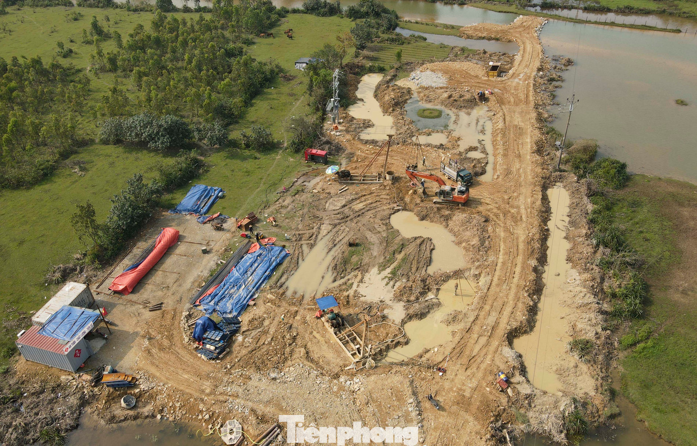 Cùng với việc xây dựng ống hầm mới, cầu và đường dẫn vào hầm cũng đang được nhà thầu đồng loạt thi công. Hệ thống đường công vụ, trạm điện, lán trại cho công nhân nghỉ ngơi cũng đã hoàn thành.