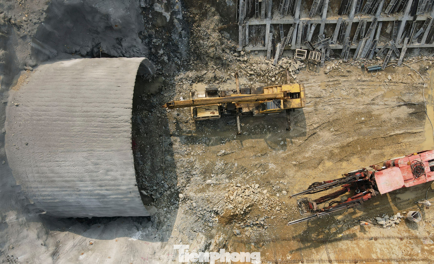 Theo đại diện Công ty CP Sông Đà 10 (đơn vị thực hiện dự án), đến nay, ống hầm phía Hà Tĩnh đã bàn giao mặt bằng, nhà thầu đã đào vào 11m. Còn phía Nam do vướng mặt bằng nên chưa mở cửa hầm. “Địa chất của dãy núi Hoành Sơn cơ bản là đá cứng. Khu vực này còn có các công trình hầm hiện hữu, đường dây 500kV và đền thờ nên đơn vị đang chờ ngành chức năng Hà Tĩnh phê duyệt phương án nổ mìn để khoan ống hầm. Riêng hầm phía Quảng Bình còn vướng mặt bằng nên cũng chưa thể khoan ống hầm”, đại diện đơn vị thi công thông tin.