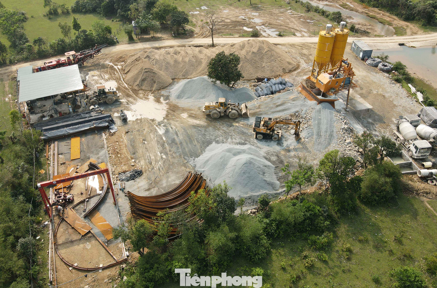 Cùng với việc xây dựng ống hầm mới, cầu và đường dẫn vào hầm cũng đang được nhà thầu đồng loạt thi công. Hệ thống đường công vụ, trạm điện, lán trại cho công nhân nghỉ ngơi cũng đã hoàn thành.