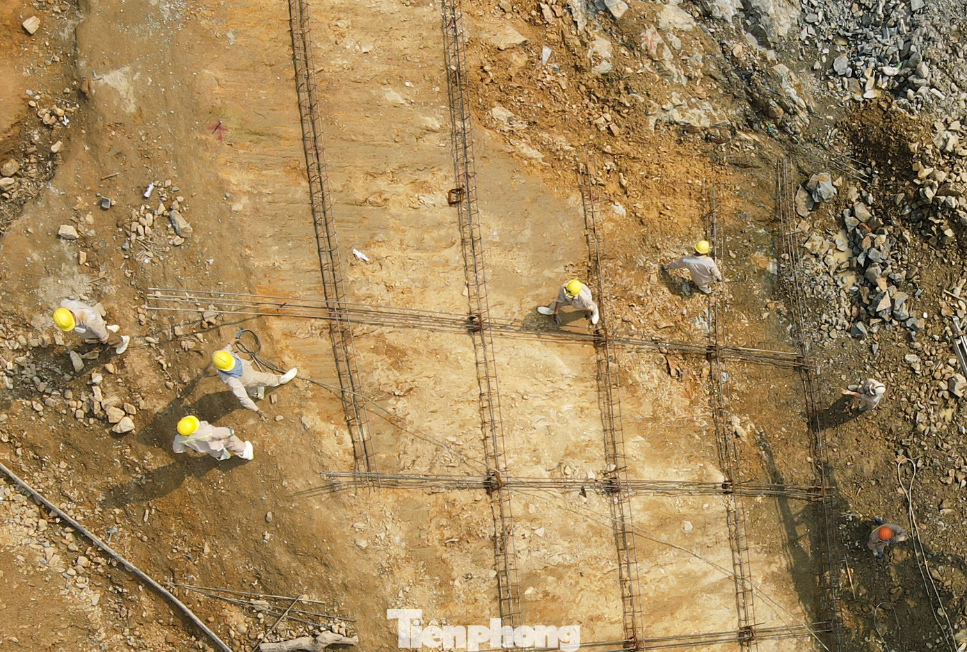 Tới thời điểm này, nhà thầu đã cơ bản hoàn thành việc đào hố móng cửa hầm. Các tốp công nhân hiện đang tiếp tục gia cố mái cửa hầm, phục vụ cho việc khoan ống hầm mới.