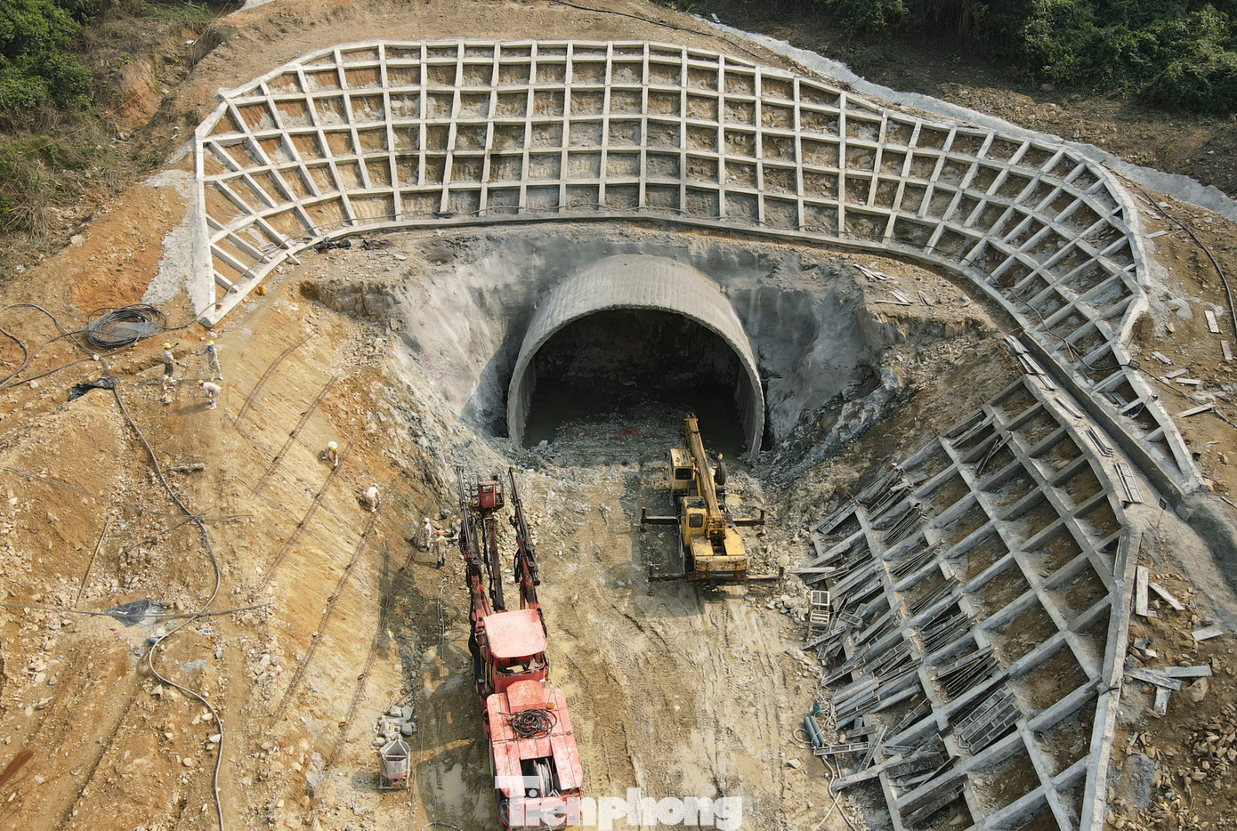 Các dự án nâng cấp, mở rộng một số cầu, hầm trên tuyến Quốc lộ 1 với tổng mức đầu tư gần 2.000 tỷ đồng được Bộ Giao thông Vận tải (nay là Bộ Xây dựng) phê duyệt. Riêng hầm đường bộ Đèo Ngang và hơn 2km đường dẫn vào hầm có giá trị xây lắp hơn 340 tỷ đồng.