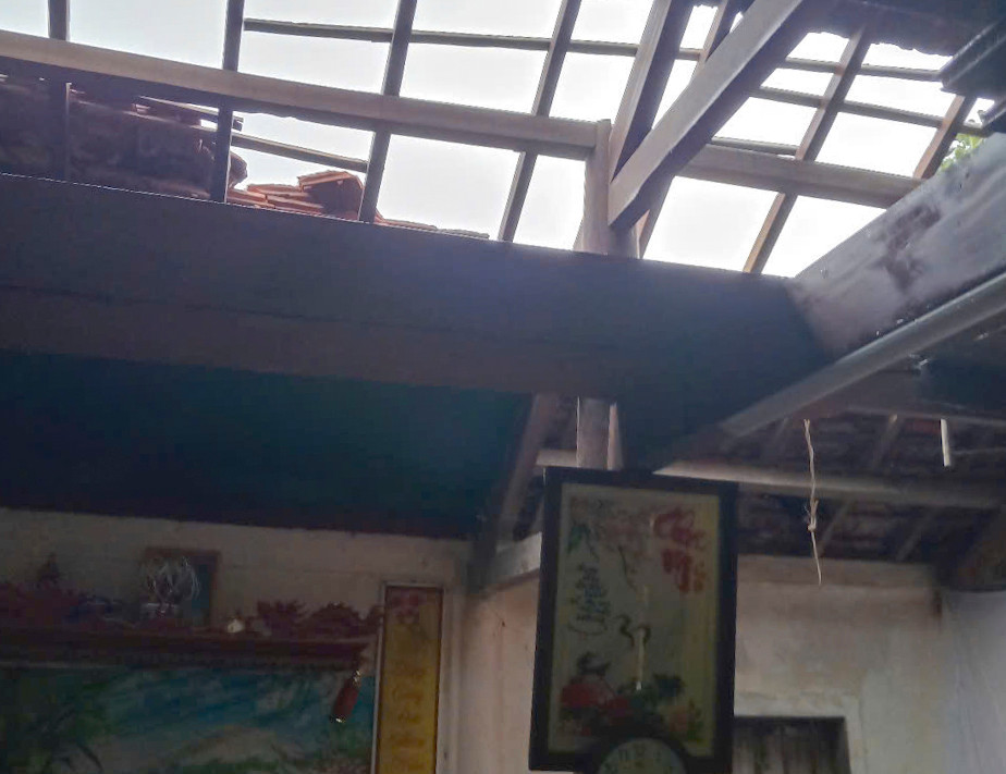 Hàng chục nhà dân bị tốc mái. Hàng chục nhà dân bị tốc mái.