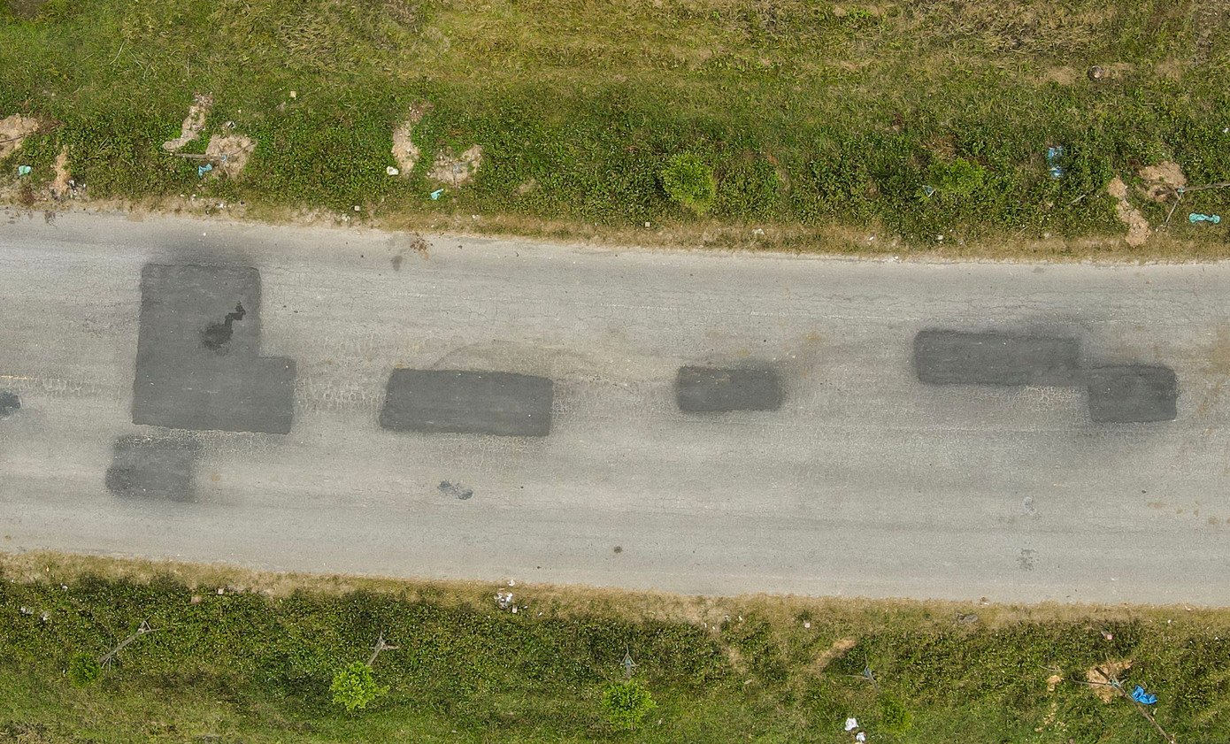 Người dân địa phương cho biết tuyến đường này nhiều người đi lại, đặc biệt là học sinh. Thời gian qua, lưu lượng xe tải chở vật liệu chạy liên tục khiến đường nứt gãy, hư hỏng. Tuyến đường mới đây được sửa chữa song mang tính chất chắp vá.