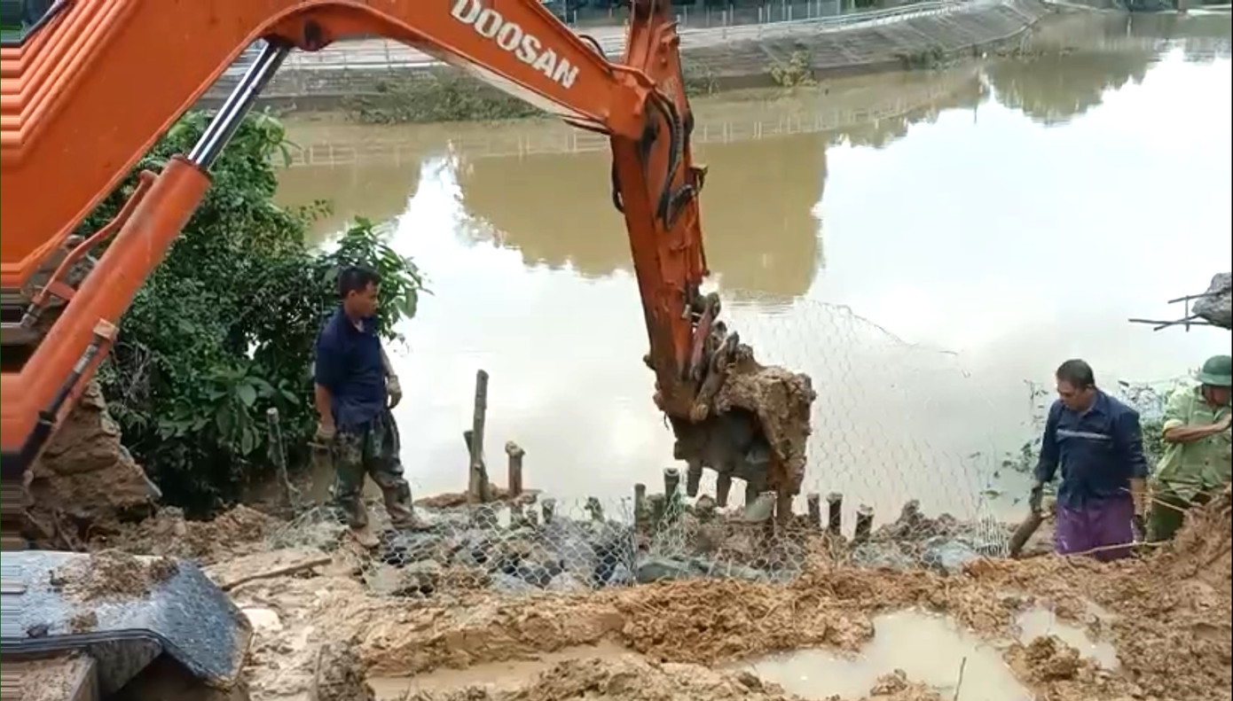 Trong đó, đoạn qua địa bàn thôn Phương Trứ có nhiều điểm sạt lở, có nơi kéo dài khoảng 50m, ăn sâu vào vườn và sạt lở công trình phụ trợ của người dân. Nhiều vị trí sạt lở chỉ cách nhà ở của một số hộ dân khoảng 2,5m, nguy cơ mất an toàn về người và tài sản.