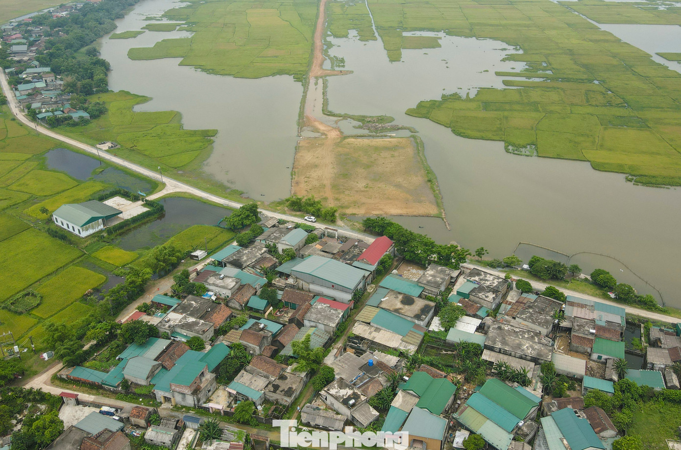 Trong hình là dự án đường trục chính vướng mặt bằng của 65 hộ dân của tổ dân phố Cảnh Trường (phường Kỳ Thịnh). Người dân địa phương cho biết họ đồng tình với chủ trương phát triển hạ tầng giao thông kinh tế địa phương song mong muốn được xem xét kỹ mức giá đền bù, GPMB và có khu tái định cư đảm bảo khi chuyển đến nơi ở mới, bàn giao mặt bằng cho dự án. Trong hình là dự án đường trục chính vướng mặt bằng của 65 hộ dân của tổ dân phố Cảnh Trường (phường Kỳ Thịnh). Người dân địa phương cho biết họ đồng tình với chủ trương phát triển hạ tầng giao thông kinh tế địa phương song mong muốn được xem xét kỹ mức giá đền bù, GPMB và có khu tái định cư đảm bảo khi chuyển đến nơi ở mới, bàn giao mặt bằng cho dự án.