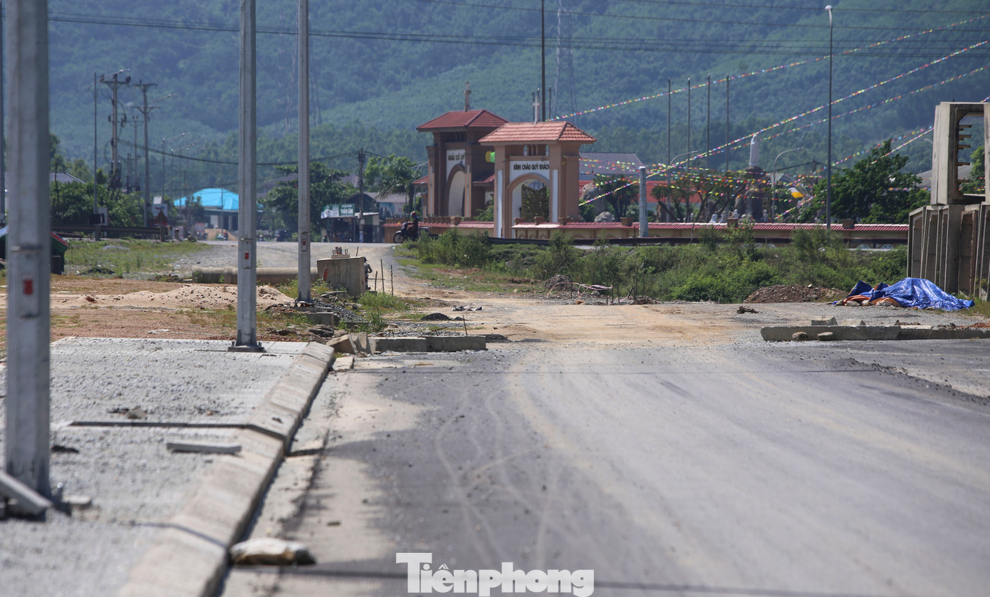 Theo đại diện Ban QLDA Đầu tư xây dựng Khu vực Khu Kinh tế tỉnh Hà Tĩnh, tuyến đường này hiện vướng mắc 3.700m2 đất nông nghiệp của 23 hộ dân chưa thể GPMB do người dân chưa đồng ý nhận tiền. Phần có mặt bằng đã xong, chưa có mặt bằng phải chờ. Theo đại diện Ban QLDA Đầu tư xây dựng Khu vực Khu Kinh tế tỉnh Hà Tĩnh, tuyến đường này hiện vướng mắc 3.700m2 đất nông nghiệp của 23 hộ dân chưa thể GPMB do người dân chưa đồng ý nhận tiền. Phần có mặt bằng đã xong, chưa có mặt bằng phải chờ.
