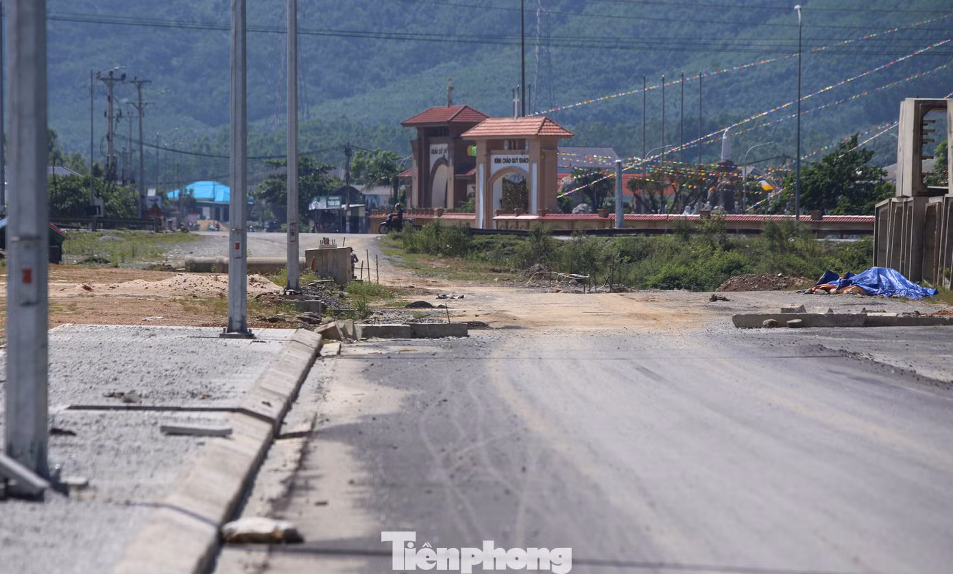 Theo đại diện Ban QLDA Đầu tư xây dựng Khu vực Khu Kinh tế tỉnh Hà Tĩnh, tuyến đường này hiện vướng mắc 3.700m2 đất nông nghiệp của 23 hộ dân chưa thể GPMB do người dân chưa đồng ý nhận tiền. Phần có mặt bằng đã xong, chưa có mặt bằng phải chờ. Theo đại diện Ban QLDA Đầu tư xây dựng Khu vực Khu Kinh tế tỉnh Hà Tĩnh, tuyến đường này hiện vướng mắc 3.700m2 đất nông nghiệp của 23 hộ dân chưa thể GPMB do người dân chưa đồng ý nhận tiền. Phần có mặt bằng đã xong, chưa có mặt bằng phải chờ.