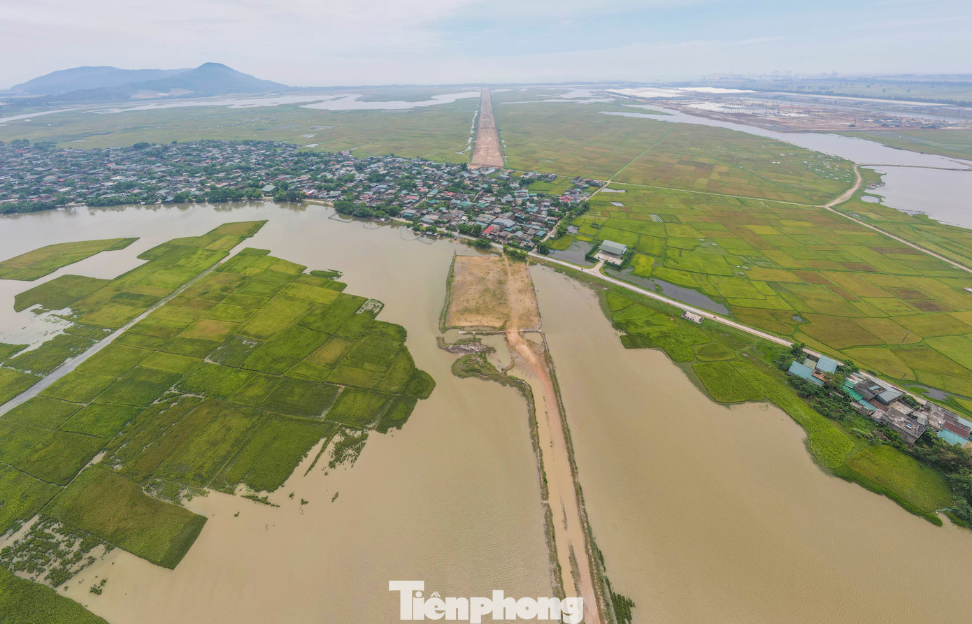 "Đến nay tiến độ dự án đã đạt hơn 45%. Hiện, mặt bằng còn có một số vướng mắc ở phần đất phi nông nghiệp với trục chính mặt bằng còn vướng hơn 13% liên quan 324 hộ dân, 3 tổ chức. Chủ đầu tư phối hợp với địa phương và ngành liên quan để sớm có mặt bằng thi công dự án”, đại diện chủ đầu tư thông tin. "Đến nay tiến độ dự án đã đạt hơn 45%. Hiện, mặt bằng còn có một số vướng mắc ở phần đất phi nông nghiệp với trục chính mặt bằng còn vướng hơn 13% liên quan 324 hộ dân, 3 tổ chức. Chủ đầu tư phối hợp với địa phương và ngành liên quan để sớm có mặt bằng thi công dự án”, đại diện chủ đầu tư thông tin.