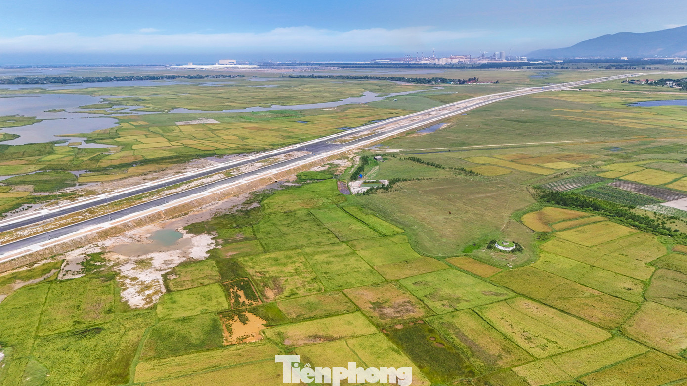 Tại tuyến đường từ quốc lộ 12C đi Khu liên hợp gang thép Formosa Hà Tĩnh đến nay dù chưa thể hoàn thiện dự án song các vị trí thi công xong vẫn phải đưa vào sử dụng. Tại tuyến đường từ quốc lộ 12C đi Khu liên hợp gang thép Formosa Hà Tĩnh đến nay dù chưa thể hoàn thiện dự án song các vị trí thi công xong vẫn phải đưa vào sử dụng.