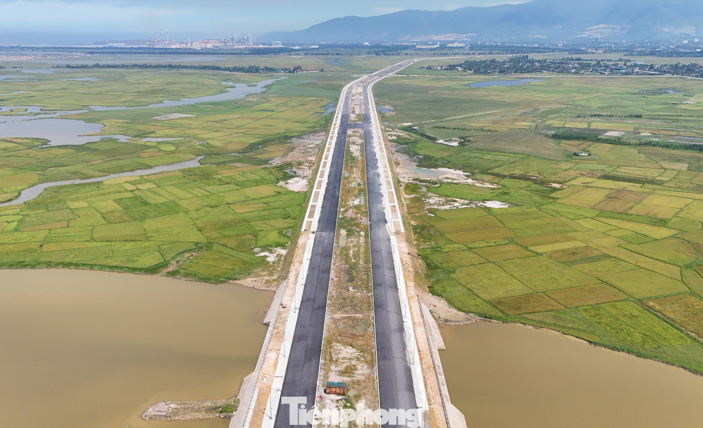 Dự án Đường trục chính trung tâm nối quốc lộ 1A đoạn tránh thị xã Kỳ Anh đến cụm cảng nước sâu Vũng Áng - Sơn Dương (Hà Tĩnh) là tuyến đường được đầu tư nghìn tỷ giúp kết nối, phát triển Khu kinh tế Vũng Áng. Dự án Đường trục chính trung tâm nối quốc lộ 1A đoạn tránh thị xã Kỳ Anh đến cụm cảng nước sâu Vũng Áng - Sơn Dương (Hà Tĩnh) là tuyến đường được đầu tư nghìn tỷ giúp kết nối, phát triển Khu kinh tế Vũng Áng.