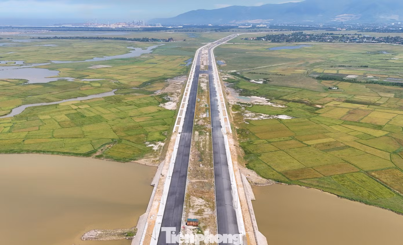 Dự án Đường trục chính trung tâm nối quốc lộ 1A đoạn tránh thị xã Kỳ Anh đến cụm cảng nước sâu Vũng Áng - Sơn Dương (Hà Tĩnh) là tuyến đường được đầu tư nghìn tỷ giúp kết nối, phát triển Khu kinh tế Vũng Áng. Dự án Đường trục chính trung tâm nối quốc lộ 1A đoạn tránh thị xã Kỳ Anh đến cụm cảng nước sâu Vũng Áng - Sơn Dương (Hà Tĩnh) là tuyến đường được đầu tư nghìn tỷ giúp kết nối, phát triển Khu kinh tế Vũng Áng.