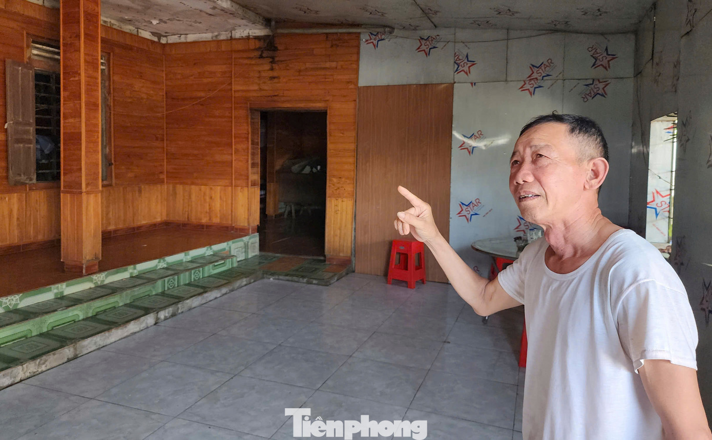 “Bỏ nơi sinh sống bấy lâu đã là khó khăn nhưng chúng tôi luôn đồng tình việc phát triển hạ tầng và kinh tế địa phương. Thế nhưng, người dân mong địa phương xem xét lại mức giá đền bù đảm bảo lợi ích cho người dân. Khu tái định cư chưa xong nhưng đã nói dân lên làm nhà ở hay hỗ trợ tiền cho ở trọ để bàn giao mặt bằng là không phù hợp”, ông Nguyễn Văn Định (trú TDP Cảnh Trường) cho hay. “Bỏ nơi sinh sống bấy lâu đã là khó khăn nhưng chúng tôi luôn đồng tình việc phát triển hạ tầng và kinh tế địa phương. Thế nhưng, người dân mong địa phương xem xét lại mức giá đền bù đảm bảo lợi ích cho người dân. Khu tái định cư chưa xong nhưng đã nói dân lên làm nhà ở hay hỗ trợ tiền cho ở trọ để bàn giao mặt bằng là không phù hợp”, ông Nguyễn Văn Định (trú TDP Cảnh Trường) cho hay.