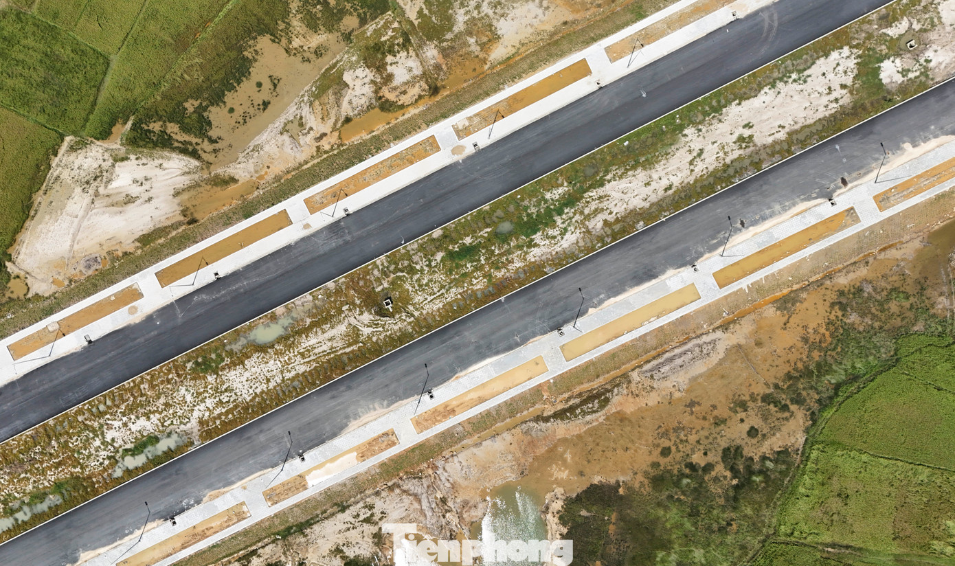 Theo đại diện Ban QLDA Đầu tư xây dựng Khu vực Khu Kinh tế tỉnh Hà Tĩnh, tuyến đường này hiện vướng mắc 3.700m2 đất nông nghiệp của 23 hộ dân chưa thể GPMB do người dân chưa đồng ý nhận tiền. Phần có mặt bằng đã xong, chưa có mặt bằng phải chờ. Theo đại diện Ban QLDA Đầu tư xây dựng Khu vực Khu Kinh tế tỉnh Hà Tĩnh, tuyến đường này hiện vướng mắc 3.700m2 đất nông nghiệp của 23 hộ dân chưa thể GPMB do người dân chưa đồng ý nhận tiền. Phần có mặt bằng đã xong, chưa có mặt bằng phải chờ.