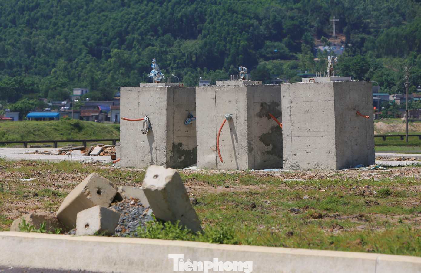Cấu kiện đúc sẵn chờ việc giải phóng mặt bằng để tiếp tục thi công. Cấu kiện đúc sẵn chờ việc giải phóng mặt bằng để tiếp tục thi công.