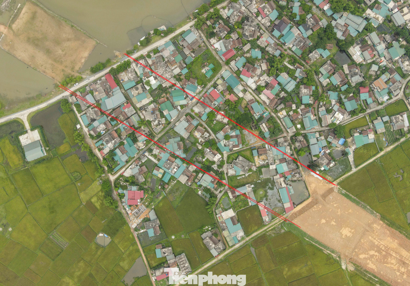 Trong hình là dự án đường trục chính vướng mặt bằng của 65 hộ dân của tổ dân phố Cảnh Trường (phường Kỳ Thịnh). Người dân địa phương cho biết họ đồng tình với chủ trương phát triển hạ tầng giao thông kinh tế địa phương song mong muốn được xem xét kỹ mức giá đền bù, GPMB và có khu tái định cư đảm bảo khi chuyển đến nơi ở mới, bàn giao mặt bằng cho dự án. Trong hình là dự án đường trục chính vướng mặt bằng của 65 hộ dân của tổ dân phố Cảnh Trường (phường Kỳ Thịnh). Người dân địa phương cho biết họ đồng tình với chủ trương phát triển hạ tầng giao thông kinh tế địa phương song mong muốn được xem xét kỹ mức giá đền bù, GPMB và có khu tái định cư đảm bảo khi chuyển đến nơi ở mới, bàn giao mặt bằng cho dự án.