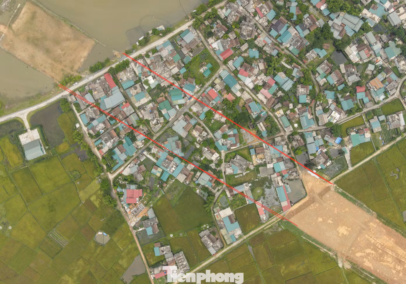 Trong hình là dự án đường trục chính vướng mặt bằng của 65 hộ dân của tổ dân phố Cảnh Trường (phường Kỳ Thịnh). Người dân địa phương cho biết họ đồng tình với chủ trương phát triển hạ tầng giao thông kinh tế địa phương song mong muốn được xem xét kỹ mức giá đền bù, GPMB và có khu tái định cư đảm bảo khi chuyển đến nơi ở mới, bàn giao mặt bằng cho dự án. Trong hình là dự án đường trục chính vướng mặt bằng của 65 hộ dân của tổ dân phố Cảnh Trường (phường Kỳ Thịnh). Người dân địa phương cho biết họ đồng tình với chủ trương phát triển hạ tầng giao thông kinh tế địa phương song mong muốn được xem xét kỹ mức giá đền bù, GPMB và có khu tái định cư đảm bảo khi chuyển đến nơi ở mới, bàn giao mặt bằng cho dự án.