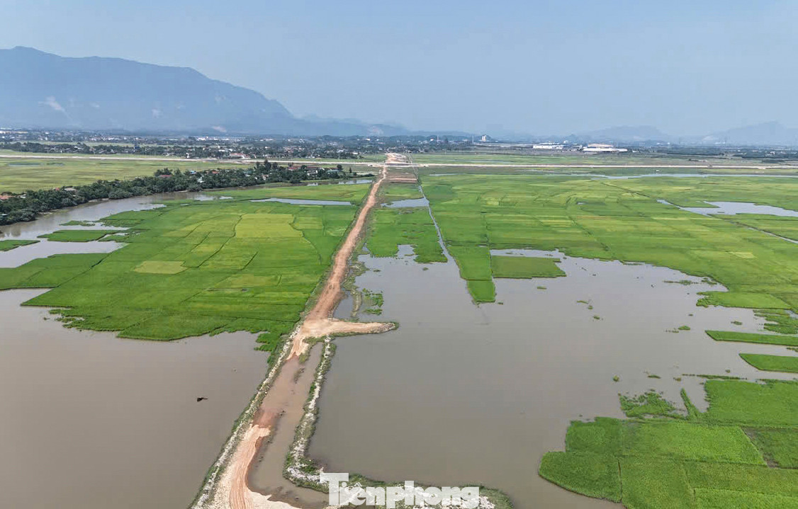 Việc thi công các tuyến đường phần lớn ở khu vực đồng trũng, nền đất yếu nên cần đắp đất gia tải, chờ lún, xử lý nền đất. Tuy nhiên, việc mặt bằng chậm giải phóng đã ảnh hưởng lớn đến tiến độ dự án, nhà thầu phải tạm dừng thi công hoặc thi công “nhảy cóc”. Việc thi công các tuyến đường phần lớn ở khu vực đồng trũng, nền đất yếu nên cần đắp đất gia tải, chờ lún, xử lý nền đất. Tuy nhiên, việc mặt bằng chậm giải phóng đã ảnh hưởng lớn đến tiến độ dự án, nhà thầu phải tạm dừng thi công hoặc thi công “nhảy cóc”.