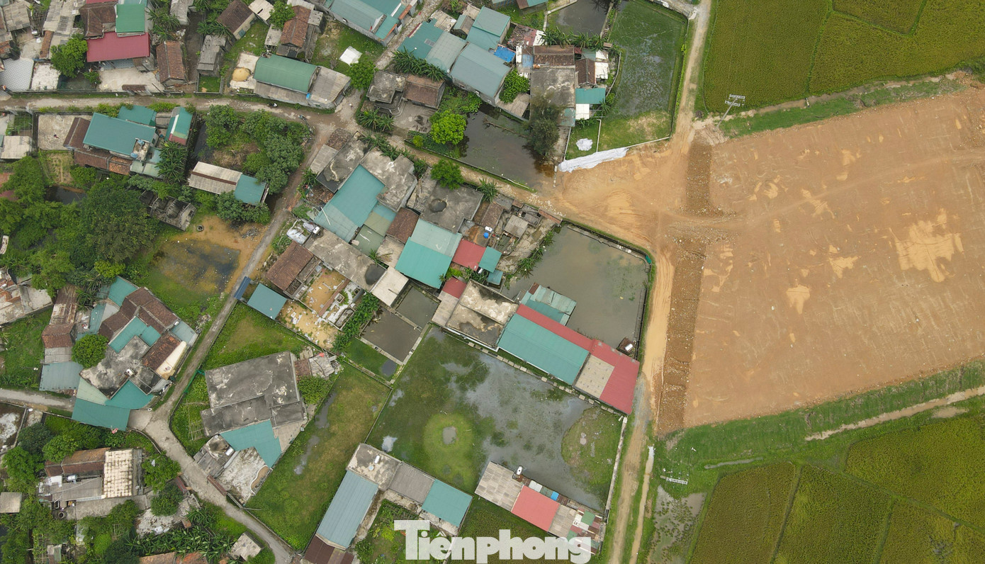 Trong hình là dự án đường trục chính vướng mặt bằng của 65 hộ dân của tổ dân phố Cảnh Trường (phường Kỳ Thịnh). Người dân địa phương cho biết họ đồng tình với chủ trương phát triển hạ tầng giao thông kinh tế địa phương song mong muốn được xem xét kỹ mức giá đền bù, GPMB và có khu tái định cư đảm bảo khi chuyển đến nơi ở mới, bàn giao mặt bằng cho dự án. Trong hình là dự án đường trục chính vướng mặt bằng của 65 hộ dân của tổ dân phố Cảnh Trường (phường Kỳ Thịnh). Người dân địa phương cho biết họ đồng tình với chủ trương phát triển hạ tầng giao thông kinh tế địa phương song mong muốn được xem xét kỹ mức giá đền bù, GPMB và có khu tái định cư đảm bảo khi chuyển đến nơi ở mới, bàn giao mặt bằng cho dự án.