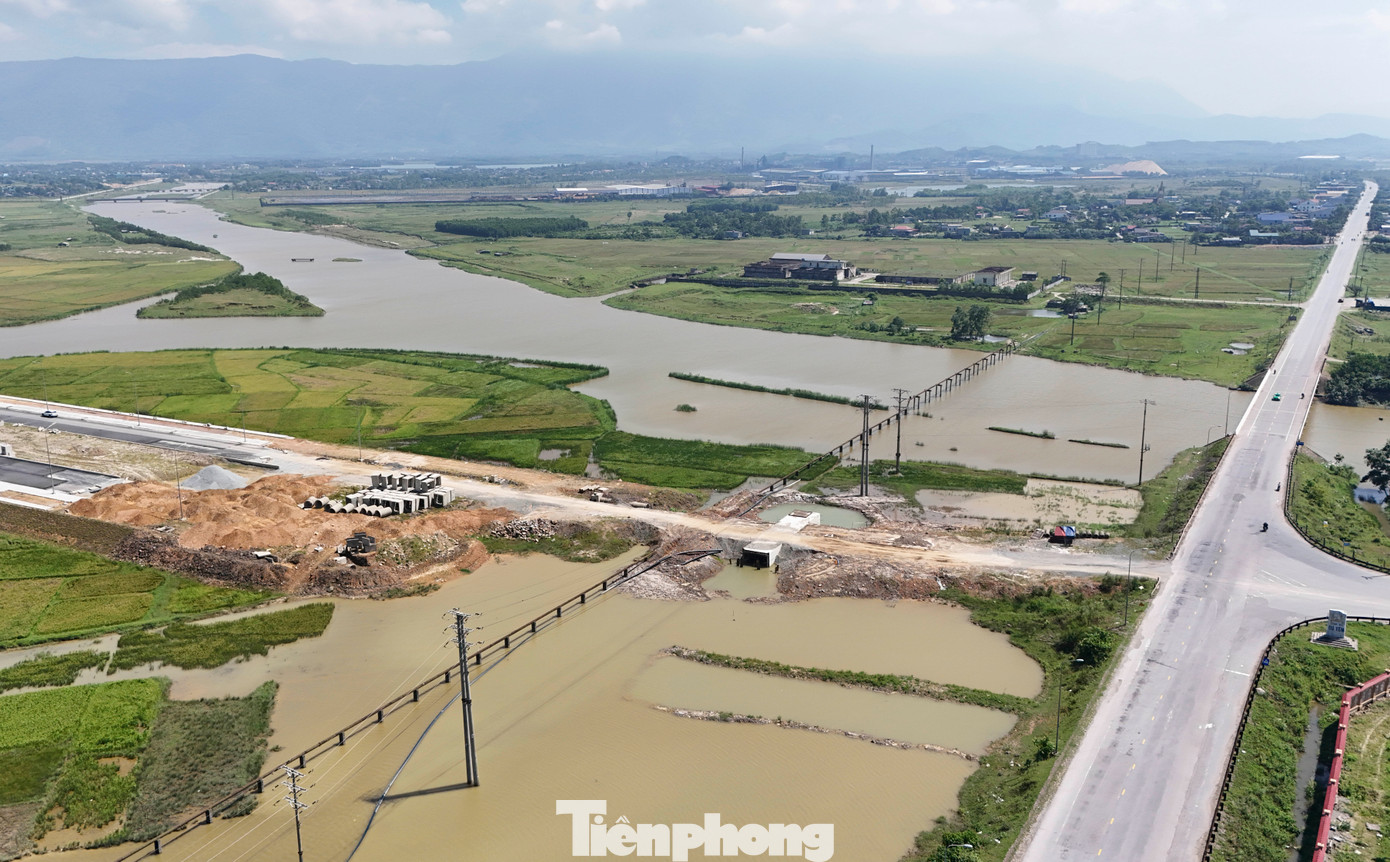 "Đến nay 2 dự án không thể hoàn thành theo kế hoạch đề ra, nguyên nhân do chậm bàn giao mặt bằng, mặc dù chính quyền địa phương và chủ đầu tư đã vào cuộc quyết liệt. Đây là dự án trọng điểm, có tính kết nối, chia sẻ giao thông, tạo điều kiện thu hút đầu tư nên các đơn vị sẽ tập trung tìm giải pháp phù hợp nhất”, đại diện Ban QLDA Đầu tư xây dựng khu vực Khu kinh tế tỉnh Hà Tĩnh thông tin. "Đến nay 2 dự án không thể hoàn thành theo kế hoạch đề ra, nguyên nhân do chậm bàn giao mặt bằng, mặc dù chính quyền địa phương và chủ đầu tư đã vào cuộc quyết liệt. Đây là dự án trọng điểm, có tính kết nối, chia sẻ giao thông, tạo điều kiện thu hút đầu tư nên các đơn vị sẽ tập trung tìm giải pháp phù hợp nhất”, đại diện Ban QLDA Đầu tư xây dựng khu vực Khu kinh tế tỉnh Hà Tĩnh thông tin.