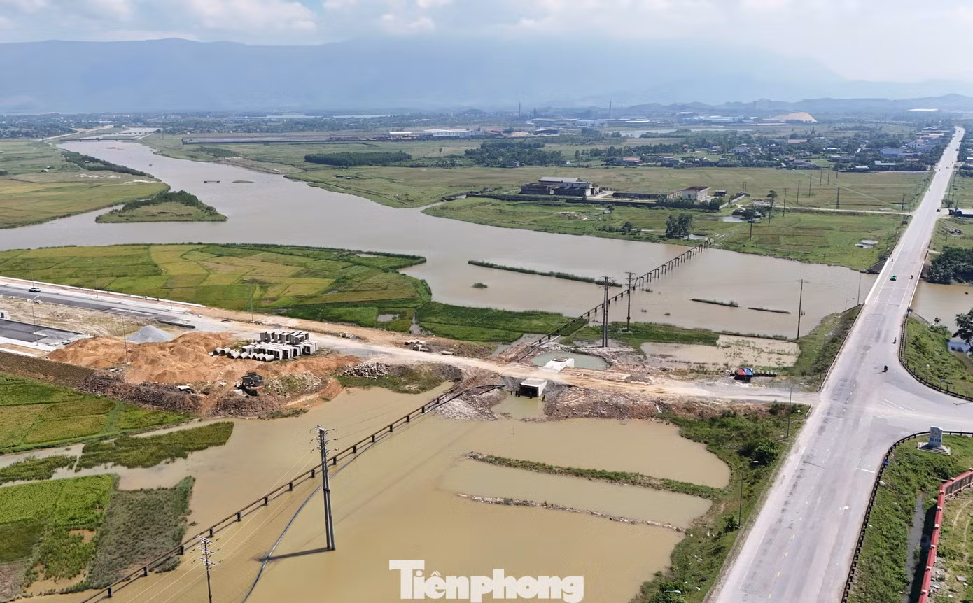 "Đến nay 2 dự án không thể hoàn thành theo kế hoạch đề ra, nguyên nhân do chậm bàn giao mặt bằng, mặc dù chính quyền địa phương và chủ đầu tư đã vào cuộc quyết liệt. Đây là dự án trọng điểm, có tính kết nối, chia sẻ giao thông, tạo điều kiện thu hút đầu tư nên các đơn vị sẽ tập trung tìm giải pháp phù hợp nhất”, đại diện Ban QLDA Đầu tư xây dựng khu vực Khu kinh tế tỉnh Hà Tĩnh thông tin. "Đến nay 2 dự án không thể hoàn thành theo kế hoạch đề ra, nguyên nhân do chậm bàn giao mặt bằng, mặc dù chính quyền địa phương và chủ đầu tư đã vào cuộc quyết liệt. Đây là dự án trọng điểm, có tính kết nối, chia sẻ giao thông, tạo điều kiện thu hút đầu tư nên các đơn vị sẽ tập trung tìm giải pháp phù hợp nhất”, đại diện Ban QLDA Đầu tư xây dựng khu vực Khu kinh tế tỉnh Hà Tĩnh thông tin.