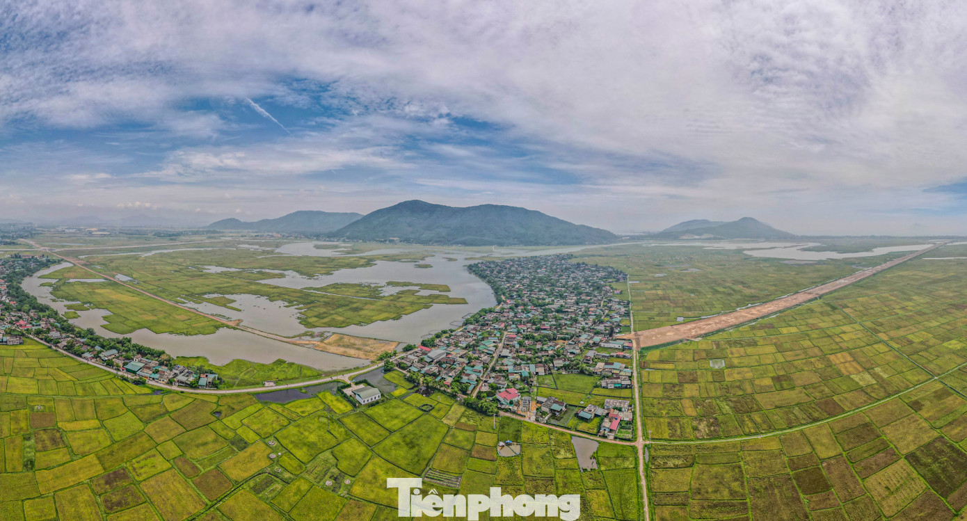 Trao đổi với PV Tiền Phong, ông Trần Kiên - Trưởng phòng Giám sát, điều hành dự án thuộc Ban quản lý Dự án đầu tư xây dựng khu vực Khu Kinh tế Hà Tĩnh (chủ đầu tư dự án) cho biết, toàn tuyến có chiều dài hơn 18,4 km. Trong đó được phân thành 2 tuyến: Tuyến trục chính nối QL1 đoạn tránh thị xã Kỳ Anh xuống cảng Sơn Dương và tuyến đường ngang kết nối QL12C đi Khu liên hợp gang thép Formosa Hà Tĩnh. Tổng mức đầu tư 2 đoạn tuyến hơn 2.000 tỷ đồng. Trao đổi với PV Tiền Phong, ông Trần Kiên - Trưởng phòng Giám sát, điều hành dự án thuộc Ban quản lý Dự án đầu tư xây dựng khu vực Khu Kinh tế Hà Tĩnh (chủ đầu tư dự án) cho biết, toàn tuyến có chiều dài hơn 18,4 km. Trong đó được phân thành 2 tuyến: Tuyến trục chính nối QL1 đoạn tránh thị xã Kỳ Anh xuống cảng Sơn Dương và tuyến đường ngang kết nối QL12C đi Khu liên hợp gang thép Formosa Hà Tĩnh. Tổng mức đầu tư 2 đoạn tuyến hơn 2.000 tỷ đồng.