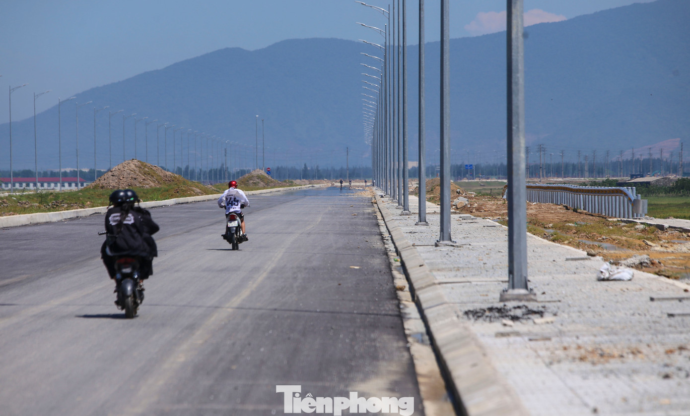 Theo đại diện Ban QLDA Đầu tư xây dựng Khu vực Khu Kinh tế tỉnh Hà Tĩnh, tuyến đường này hiện vướng mắc 3.700m2 đất nông nghiệp của 23 hộ dân chưa thể GPMB do người dân chưa đồng ý nhận tiền. Phần có mặt bằng đã xong, chưa có mặt bằng phải chờ. Theo đại diện Ban QLDA Đầu tư xây dựng Khu vực Khu Kinh tế tỉnh Hà Tĩnh, tuyến đường này hiện vướng mắc 3.700m2 đất nông nghiệp của 23 hộ dân chưa thể GPMB do người dân chưa đồng ý nhận tiền. Phần có mặt bằng đã xong, chưa có mặt bằng phải chờ.