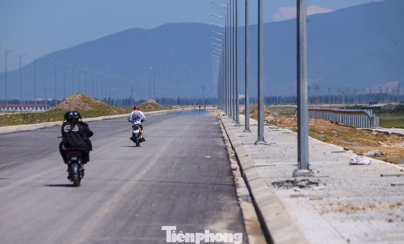 Theo đại diện Ban QLDA Đầu tư xây dựng Khu vực Khu Kinh tế tỉnh Hà Tĩnh, tuyến đường này hiện vướng mắc 3.700m2 đất nông nghiệp của 23 hộ dân chưa thể GPMB do người dân chưa đồng ý nhận tiền. Phần có mặt bằng đã xong, chưa có mặt bằng phải chờ. Theo đại diện Ban QLDA Đầu tư xây dựng Khu vực Khu Kinh tế tỉnh Hà Tĩnh, tuyến đường này hiện vướng mắc 3.700m2 đất nông nghiệp của 23 hộ dân chưa thể GPMB do người dân chưa đồng ý nhận tiền. Phần có mặt bằng đã xong, chưa có mặt bằng phải chờ.
