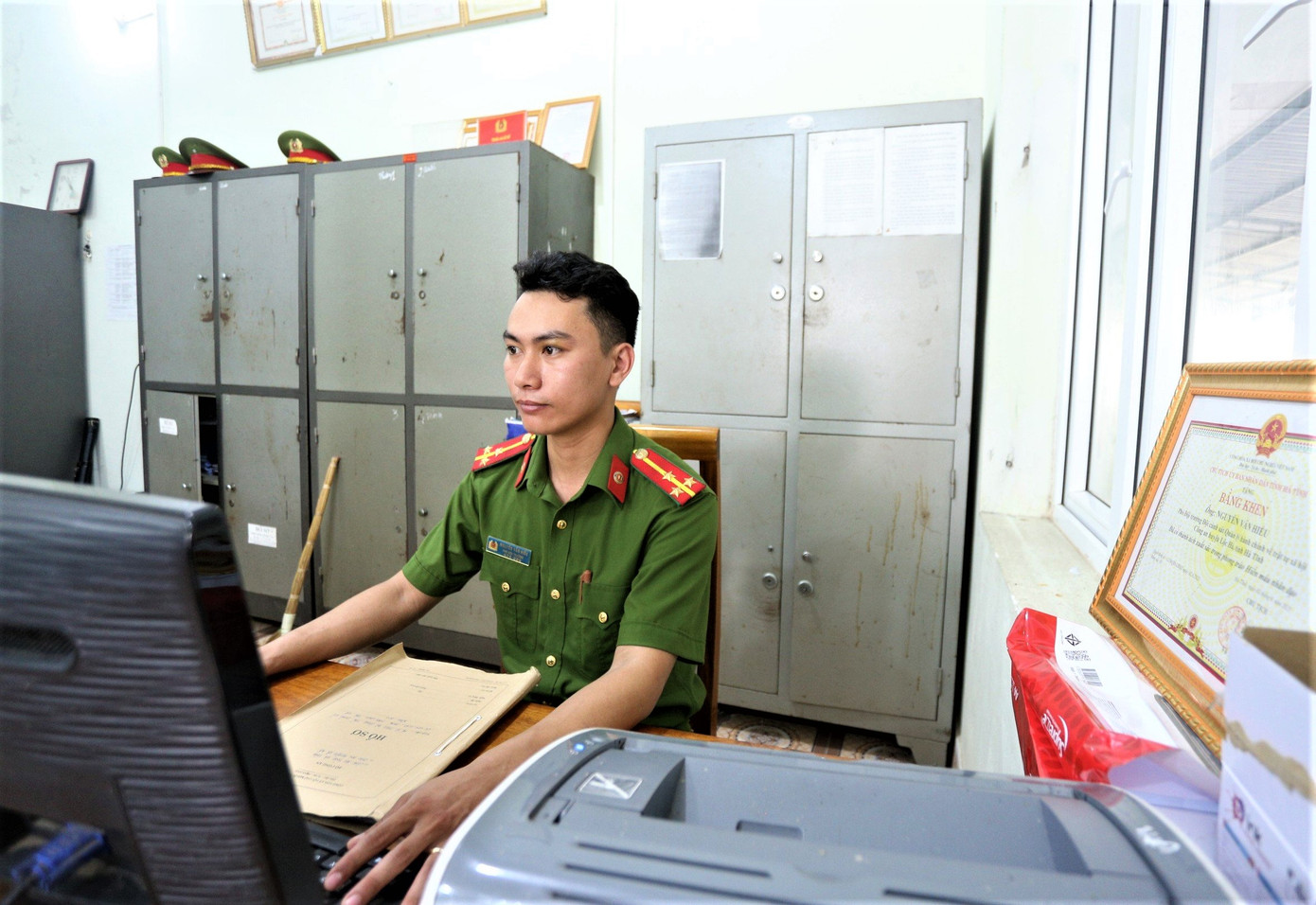 Nam thượng úy hiện là Phó Đội trưởng Đội quản lý hành chính về trật tự xã hội. Nam thượng úy hiện là Phó Đội trưởng Đội quản lý hành chính về trật tự xã hội.