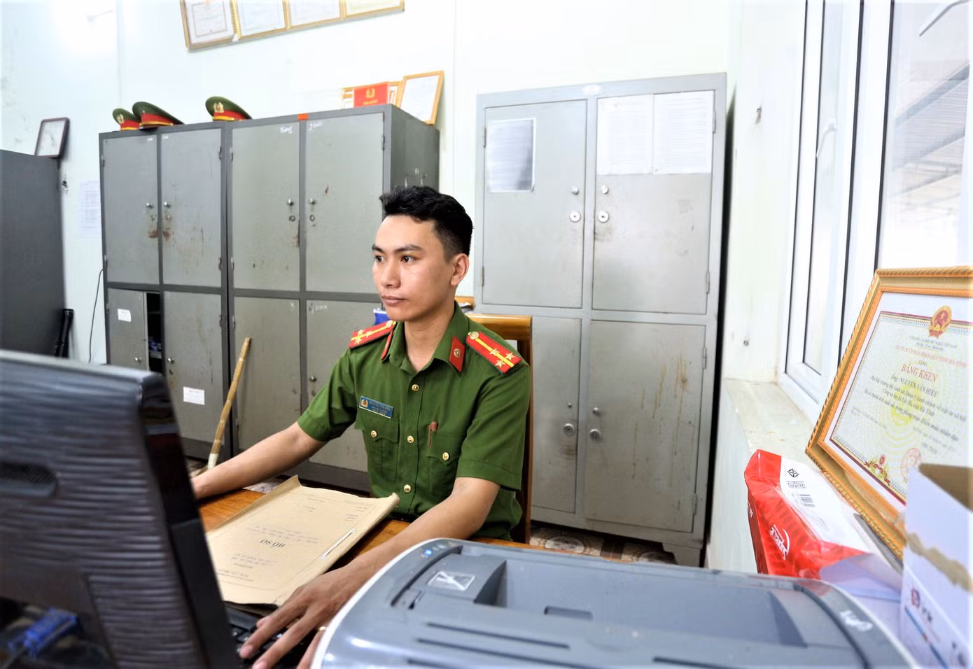 Nam thượng úy hiện là Phó Đội trưởng Đội quản lý hành chính về trật tự xã hội. Nam thượng úy hiện là Phó Đội trưởng Đội quản lý hành chính về trật tự xã hội.