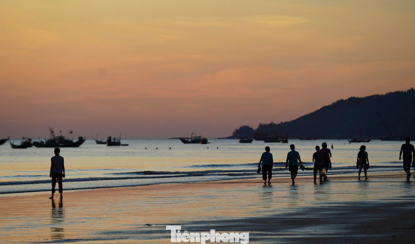 “Tôi thường đạp xe từ thành phố về biển Thiên Cầm. Được ngắm bình minh và tắm biển rồi đến chợ hải sản lúc tàu thuyền vừa về thật thú vị”, anh Dương (42 tuổi), cho hay.