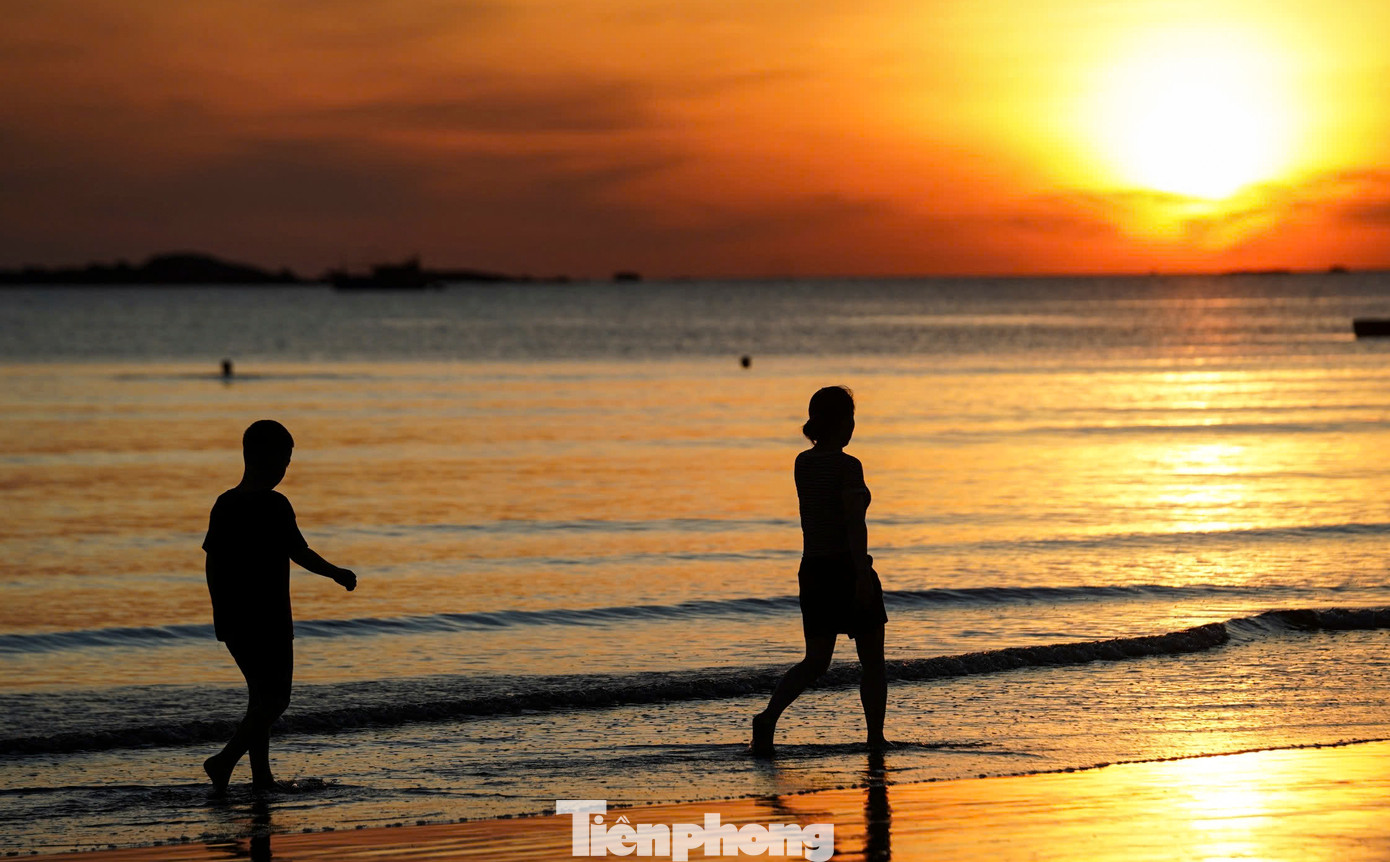 Đây cũng chính là lúc du khách đổ ra bãi biển, tận hưởng những tia nắng của ngày mới bằng cách đi bộ, tắm biển, chơi thể thao.