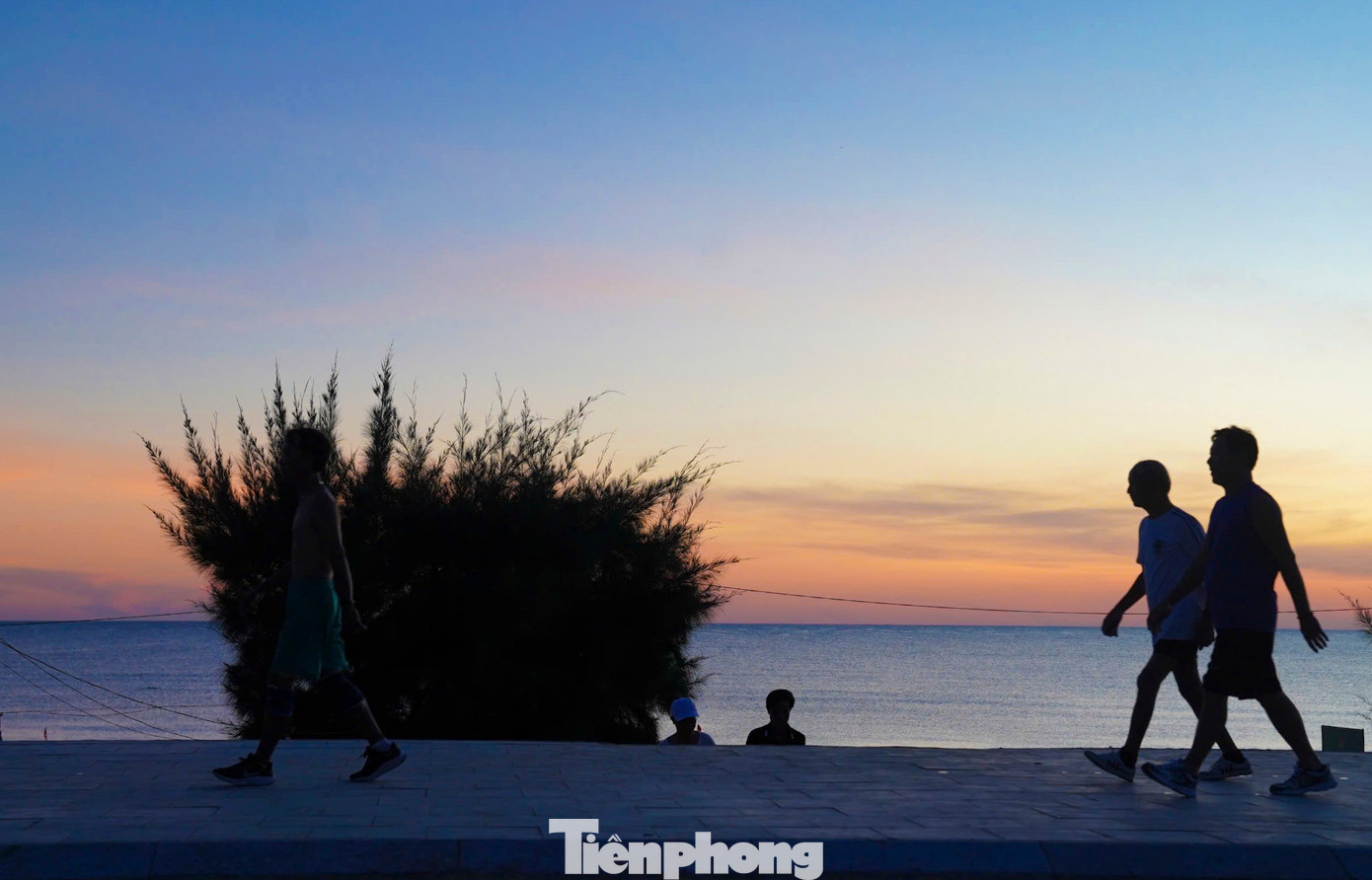 Người dân và du khách dạo bộ trên tuyến phố đi bộ dọc biển Thiên Cầm.