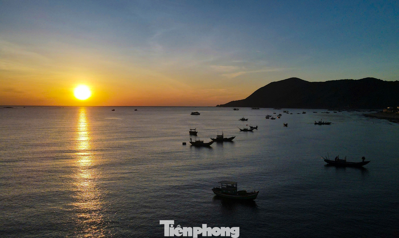 Biển Thiên Cầm thuộc huyện Cẩm Xuyên, cách trung tâm TP. Hà Tĩnh khoảng 25 km, gồm quần thể núi, biển, đền, chùa, khu lưu trú. Đây là điểm đến quen thuộc của nhiều người dân địa phương và du khách gần xa.