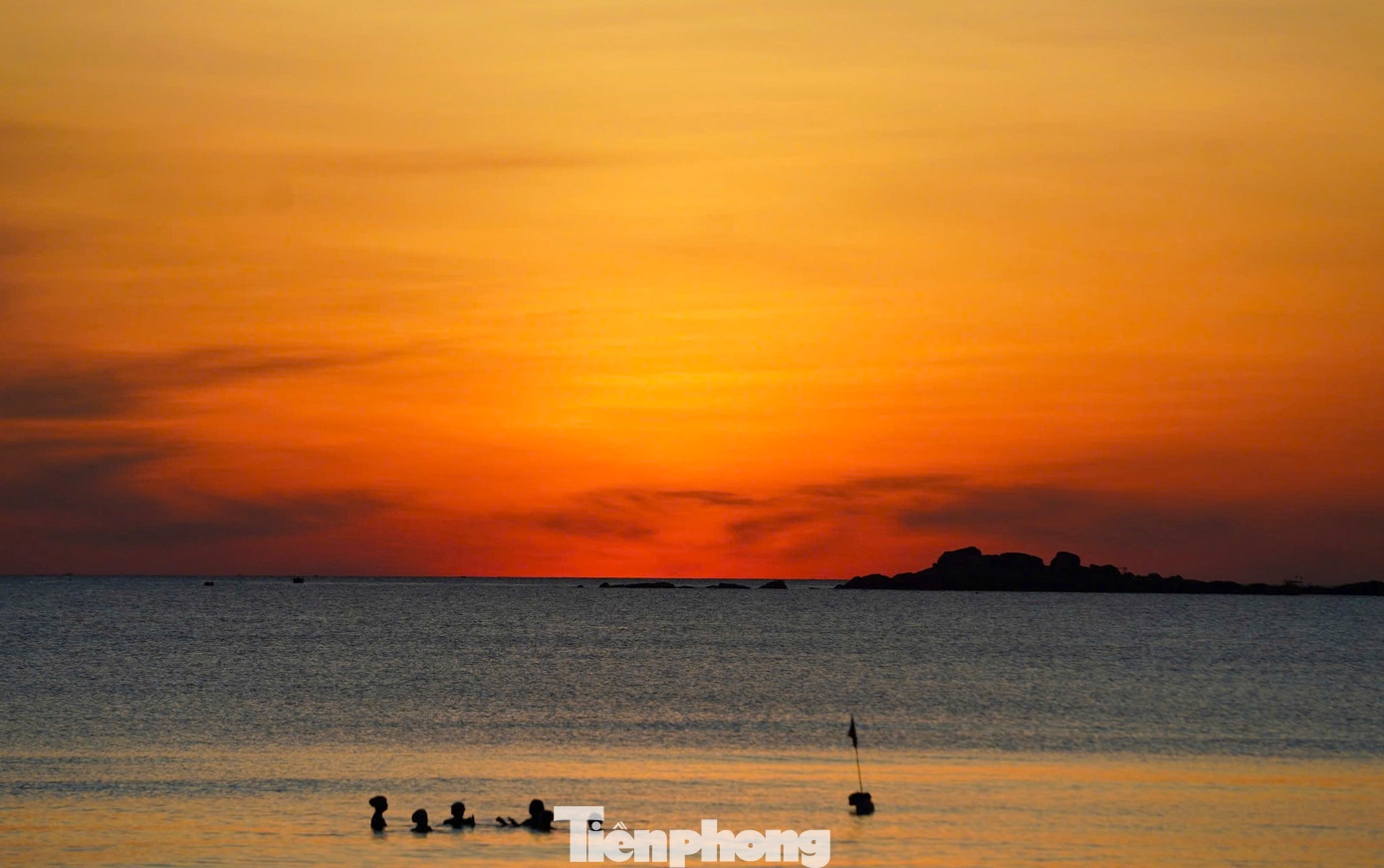 Nhiều du khách xuống biển tắm mát, tận hưởng bầu không khí trong lành và ngắm bình minh.