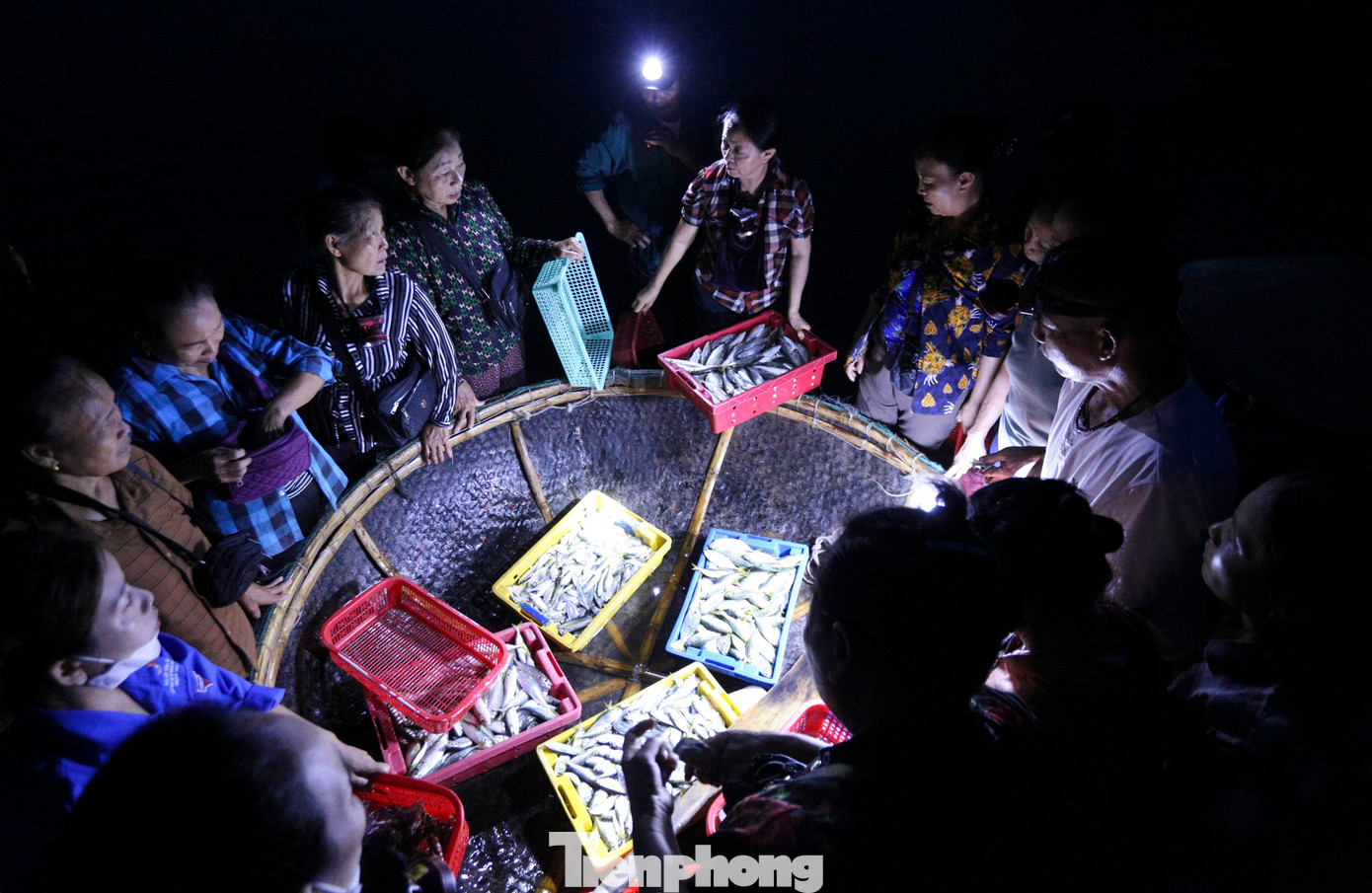 Trên Chợ hải sản Cồn Gò nằm dọc theo đường đê chắn sóng biển Thiên Cầm về xã Cẩm Nhượng, hàng chục người có mặt để lựa mua những loại hải sản tươi ngon.