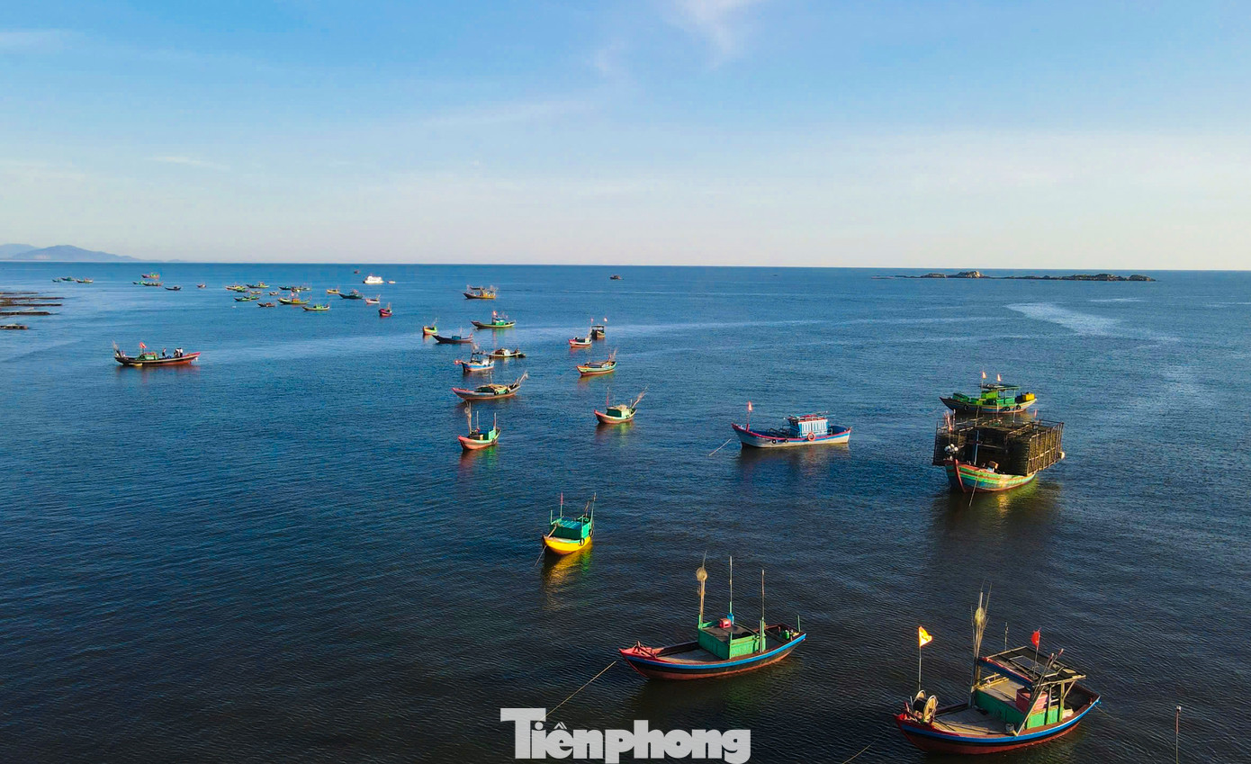 Mặt trời ló rạng cũng chính là thời điểm từng đoàn thuyền đánh cá nối đuôi nhau mang những khoang hải sản đầy ắp trở về.