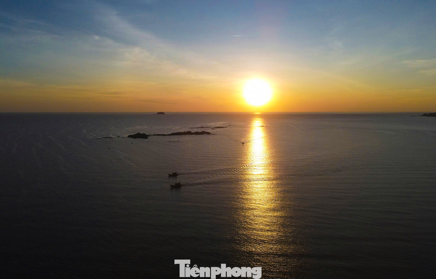 Mùa này hè, bình minh trên biển Thiên Cầm bắt đầu từ 4h30. Khi mặt trời vừa hé những tia sáng đầu tiên, không gian xanh ngát của biển bỗng trở nên huyền ảo, lung linh.