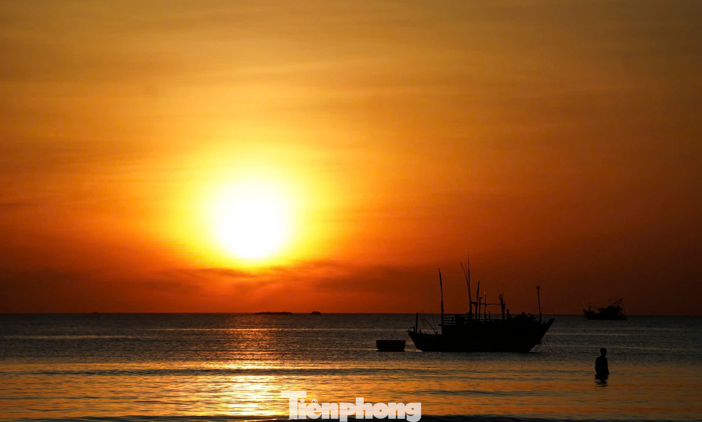 Cả bãi biển được nhuộm bởi một màu đỏ ửng.