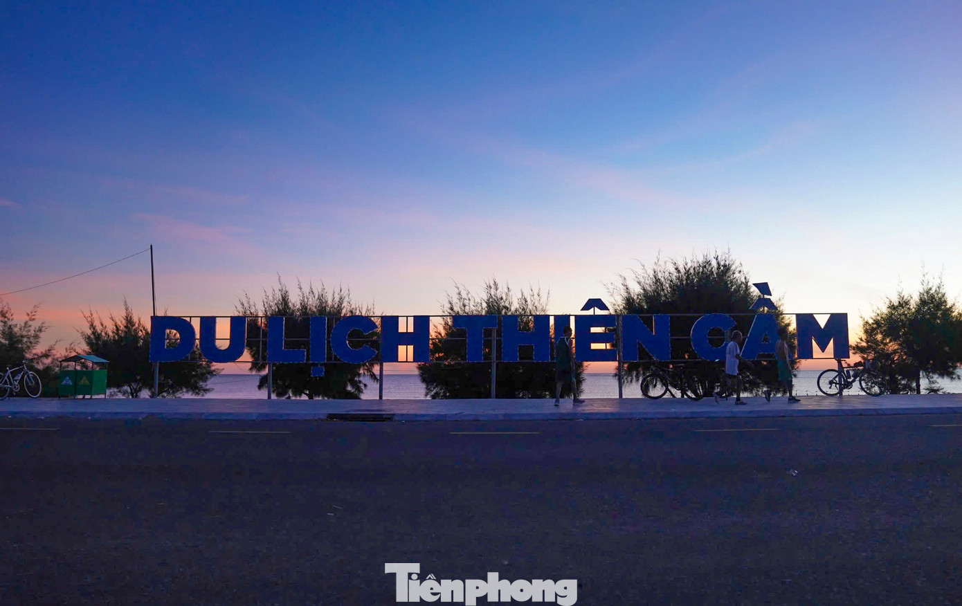 Người dân và du khách dạo bộ trên tuyến phố đi bộ dọc biển Thiên Cầm.