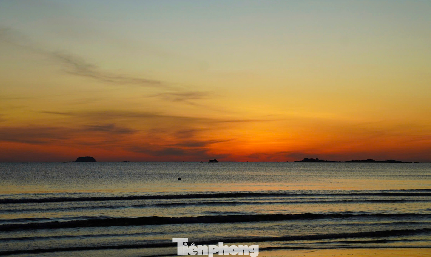 Mặt trời ửng hồng phía xa khiến bãi biển nổi tiếng Hà Tĩnh càng trở nên huyền ảo.