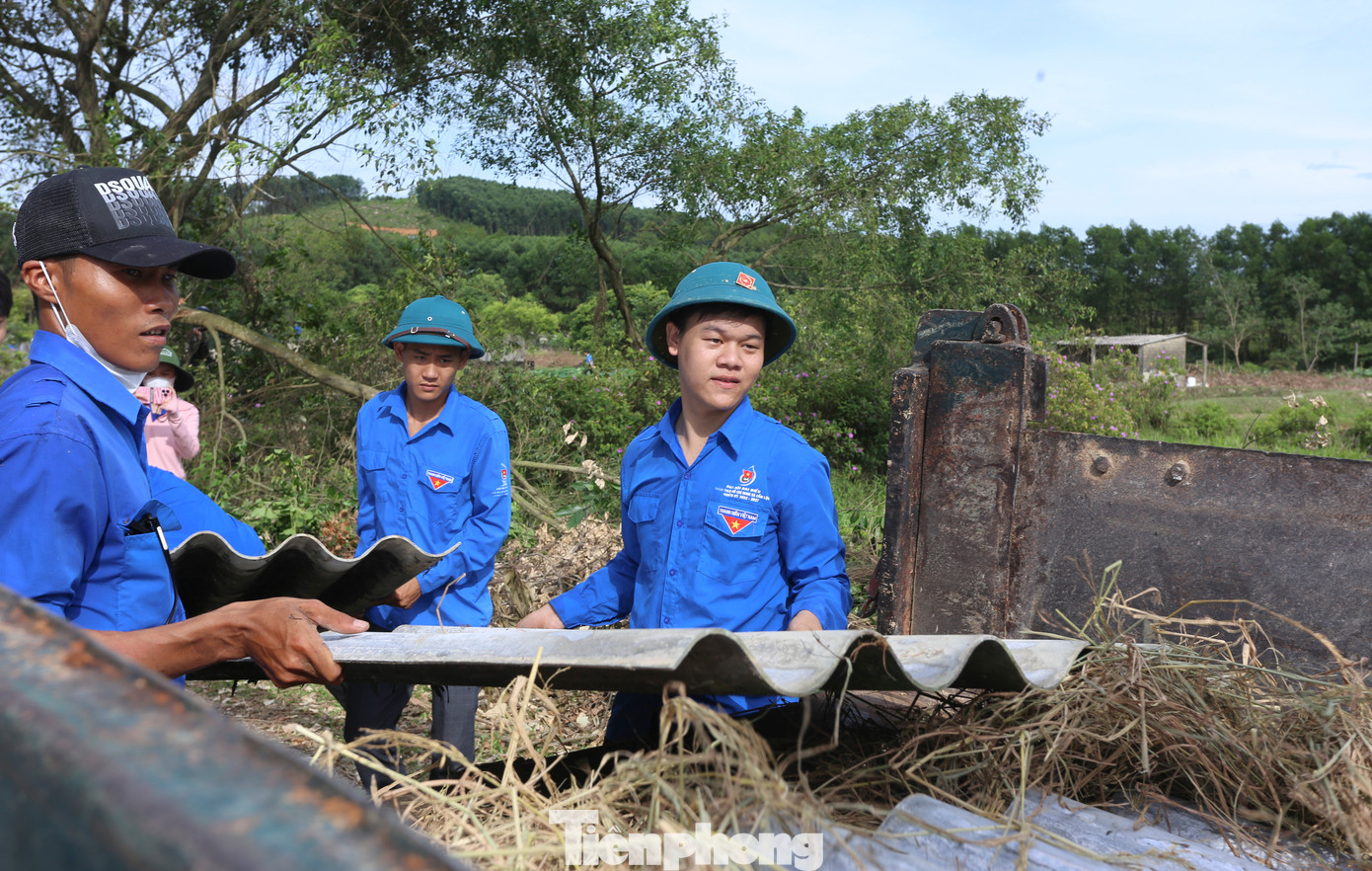 Thanh niên xung kích tháo dỡ công trình giúp người dân trong hành lang đường dây 500kV. Thanh niên xung kích tháo dỡ công trình giúp người dân trong hành lang đường dây 500kV.