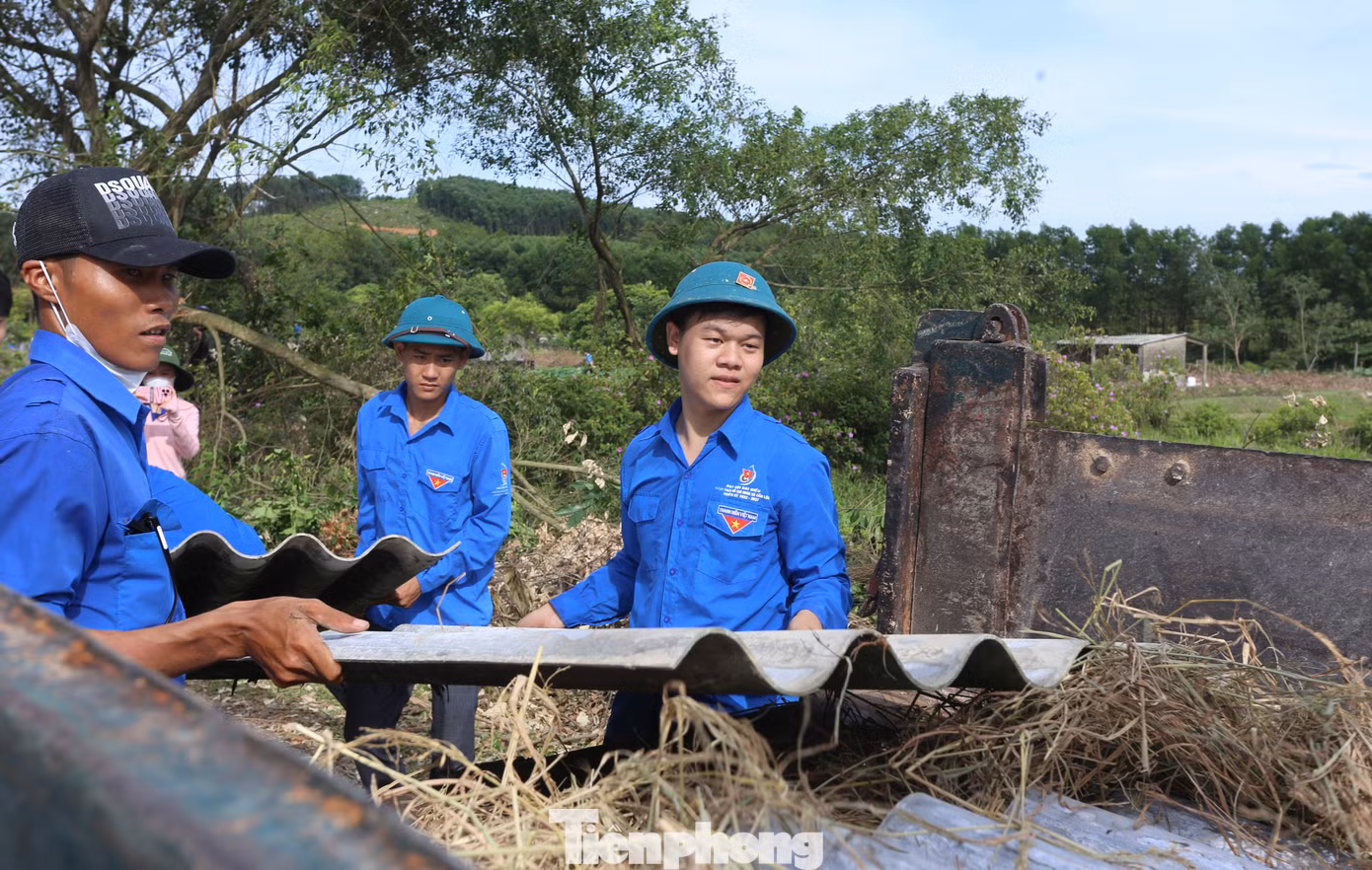 Thanh niên tình nguyện Nghệ An tham gia hỗ trợ thực hiện công trình đường dây 500 KV mạch 3. Ảnh: Phạm Trường