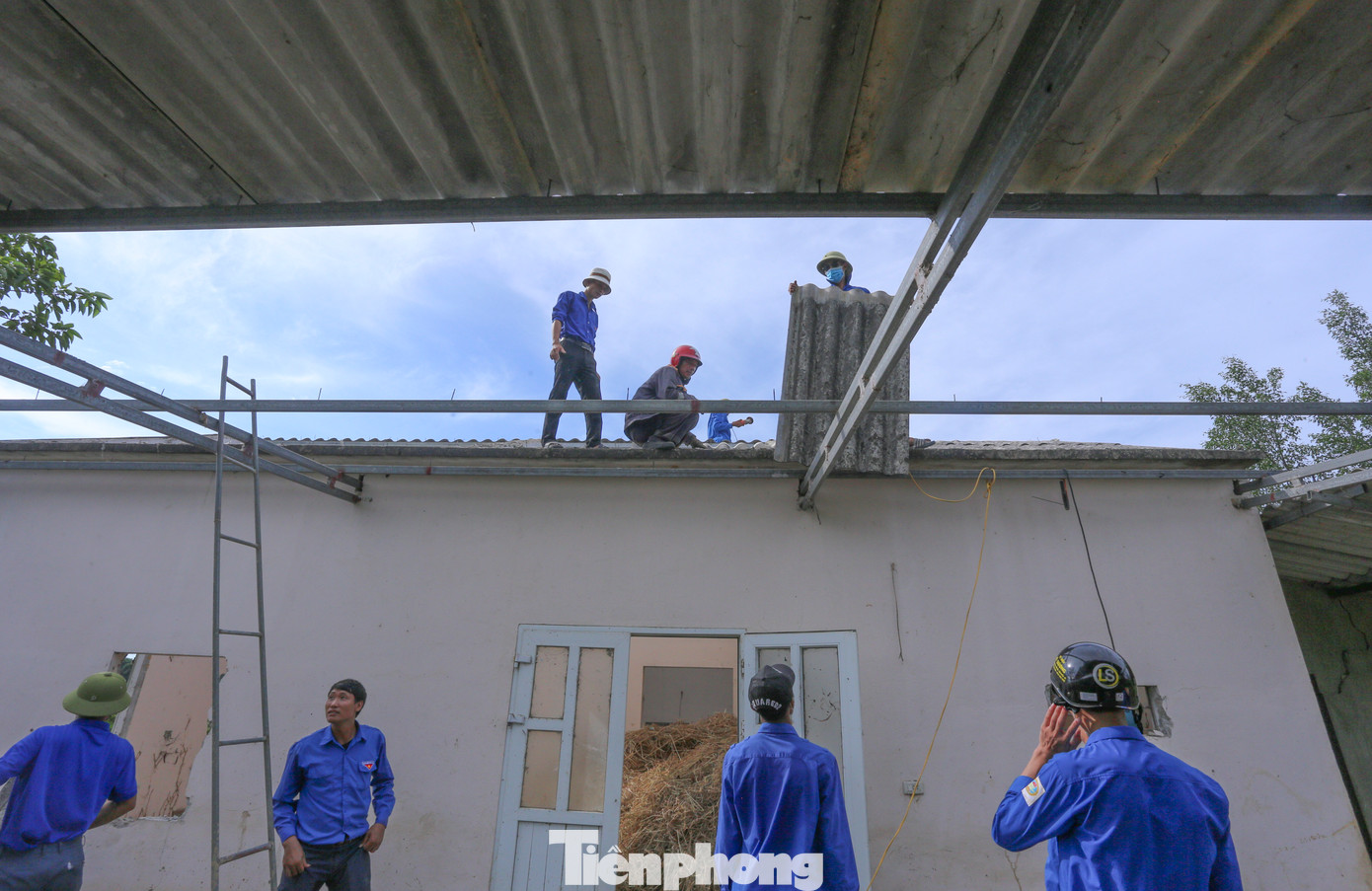 Thanh niên xung kích tháo dỡ công trình giúp người dân trong hành lang đường dây 500kV. Thanh niên xung kích tháo dỡ công trình giúp người dân trong hành lang đường dây 500kV.