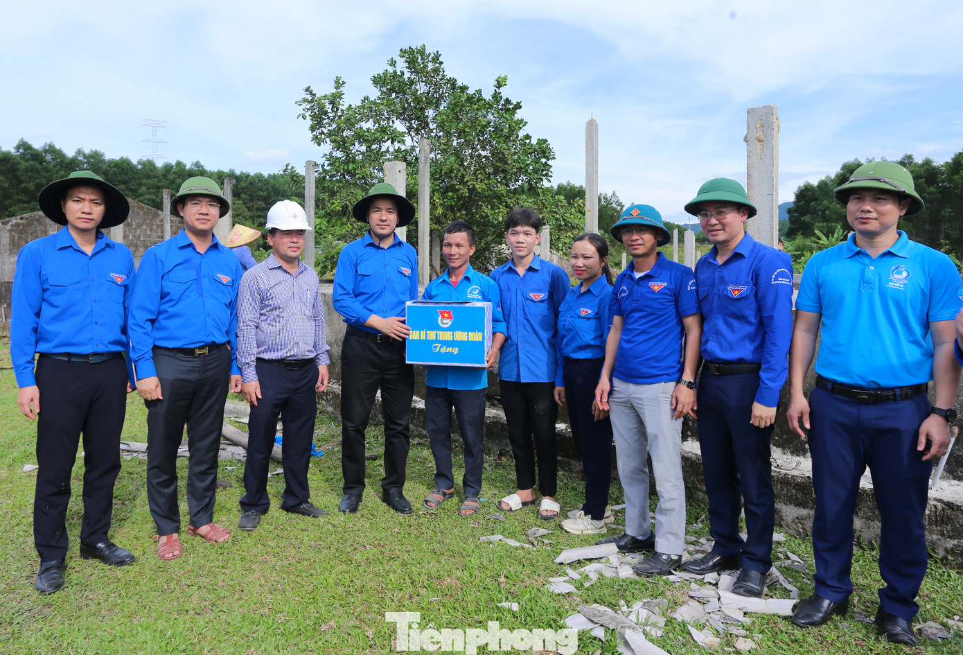 Bí thư T.Ư Đoàn Ngô Văn Cương thăm, tặng quà đội thanh niên xung kích ở Hà Tĩnh. Bí thư T.Ư Đoàn Ngô Văn Cương thăm, tặng quà đội thanh niên xung kích ở Hà Tĩnh.