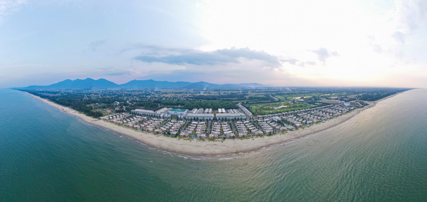 Đường bờ biển dài giúp Hà Tĩnh có nhiều lợi thế trong phát triển du lịch. Đường bờ biển dài giúp Hà Tĩnh có nhiều lợi thế trong phát triển du lịch.