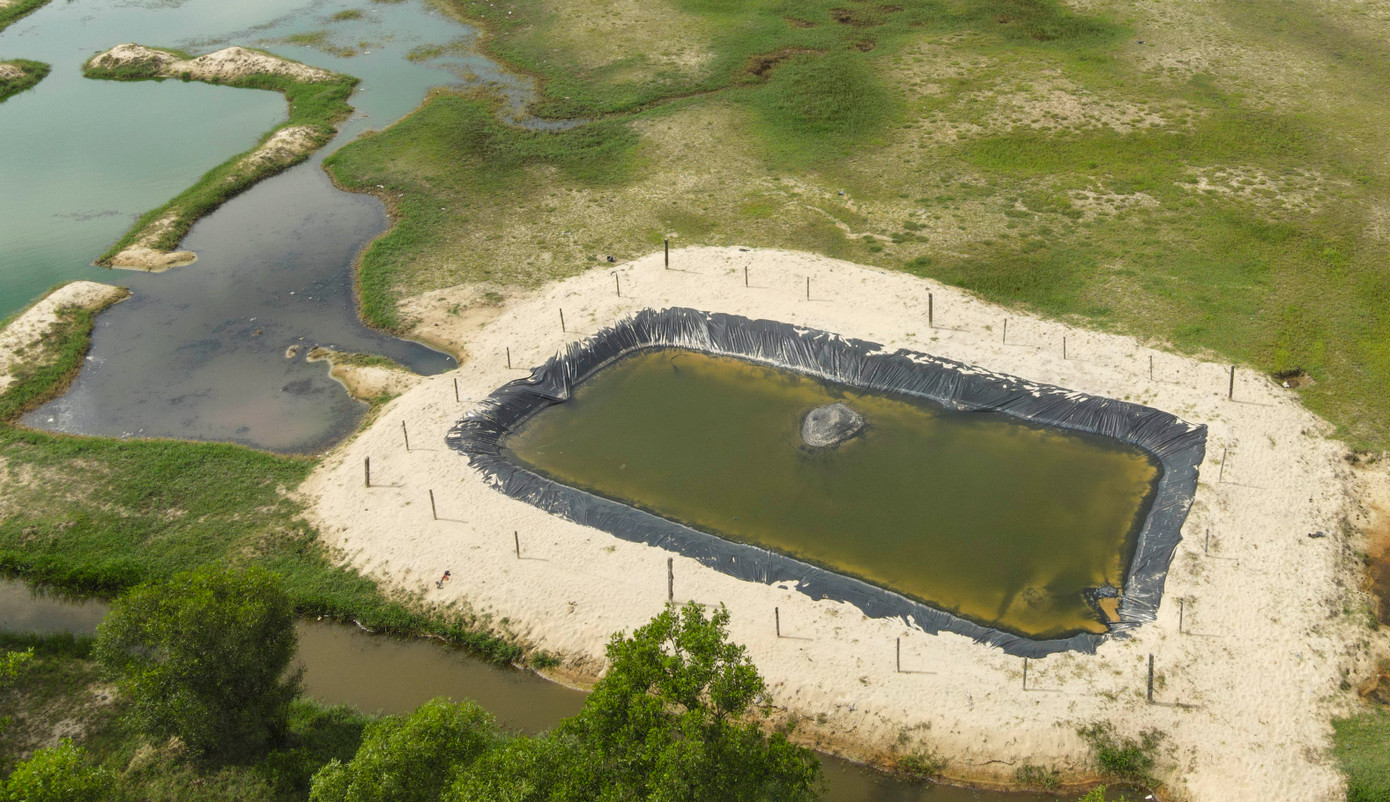 Hố thu gom tạm nước thải bọc bạt đơn sơ, tiềm ẩn nguy cơ ô nhiễm môi trường. Hố thu gom tạm nước thải bọc bạt đơn sơ, tiềm ẩn nguy cơ ô nhiễm môi trường.