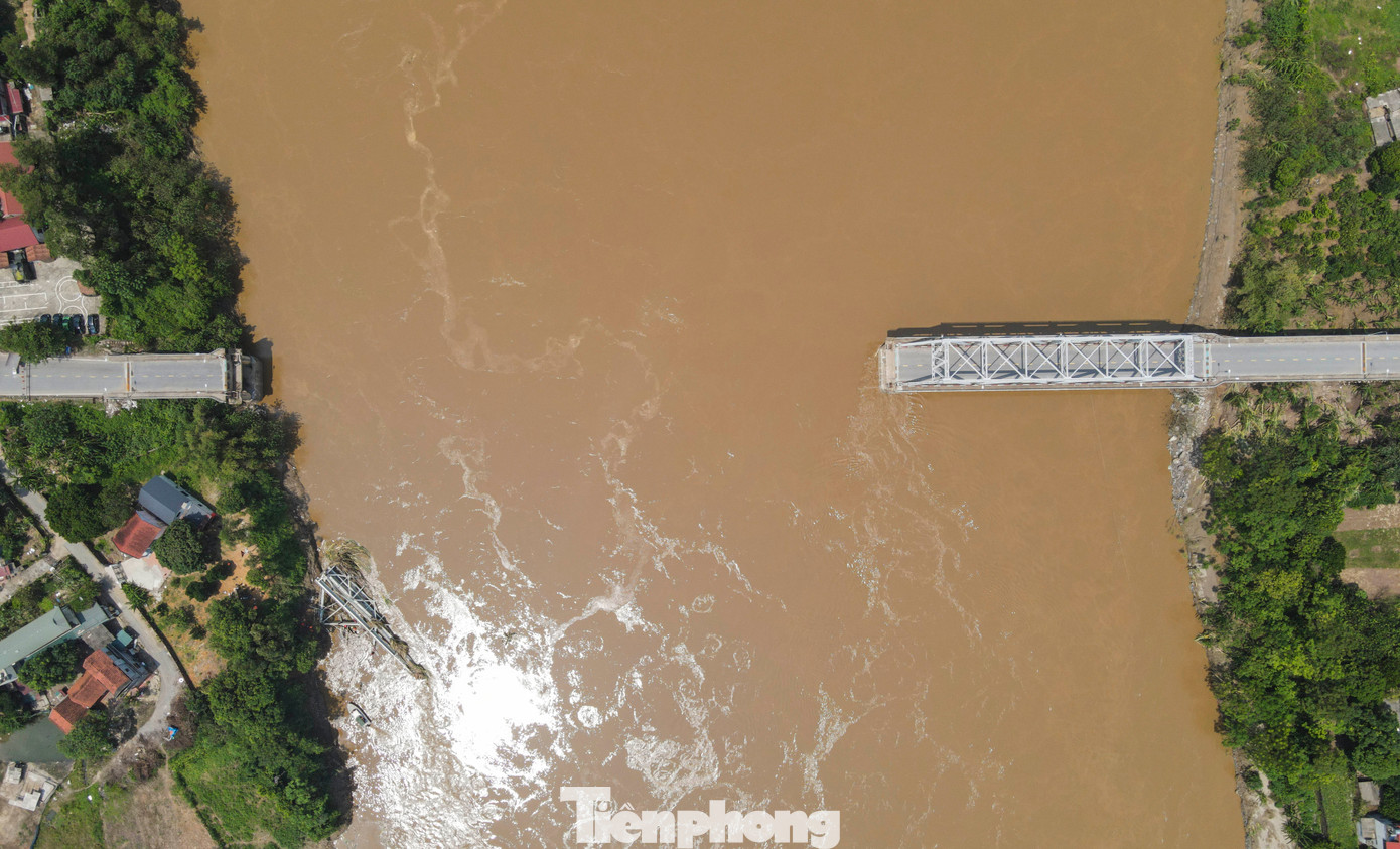 Do đó, không chỉ việc tìm kiếm, cứu nạn các nạn nhân còn gặp khó khăn, trở ngại mà việc lắp đặt cầu phao qua sông vẫn chưa được tiến hành.