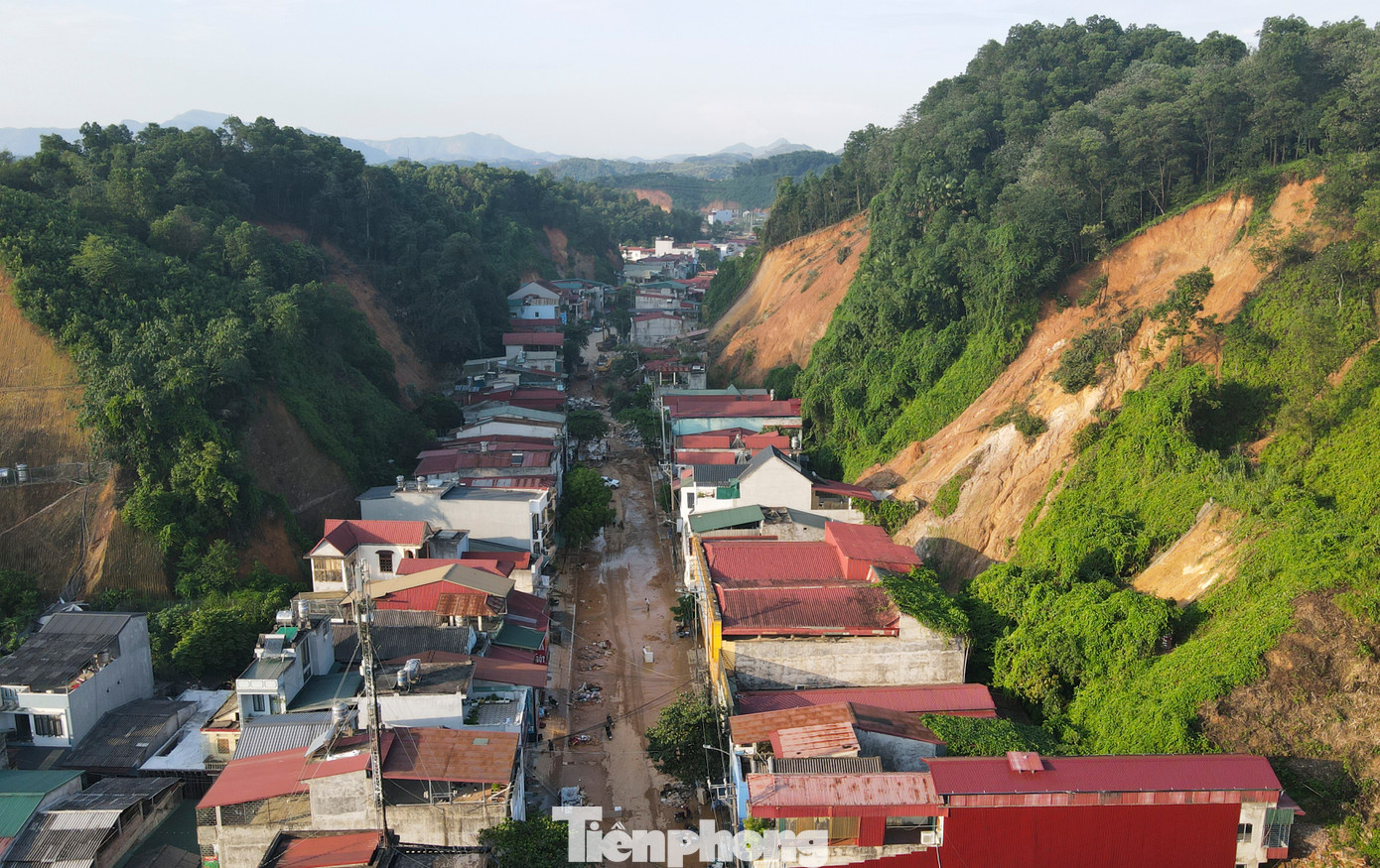 “Ở các vị trí sạt lở và nguy cơ sạt lở cao, địa phương tiếp tục vận động, đề nghị người dân cần nhanh chóng di dời đến nơi an toàn. Với những hộ không di dời chúng tôi buộc áp dụng biện pháp cưỡng chế”, ông Trúc nói. Trong hình là hai ngọn đồi dọc tuyến đường Điện Biên thuộc phường Yên Ninh (thành phố Yên Bái) sạt lở nhiều ngày qua.